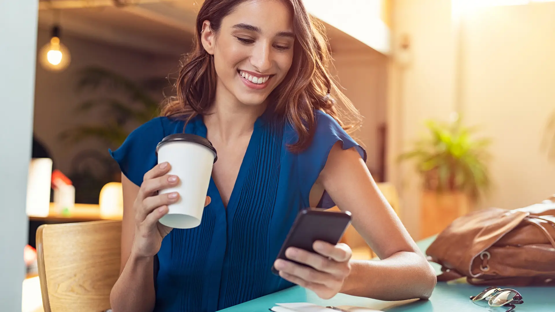 Joven pagando online mientras toma café Joven pagando online mientras toma café