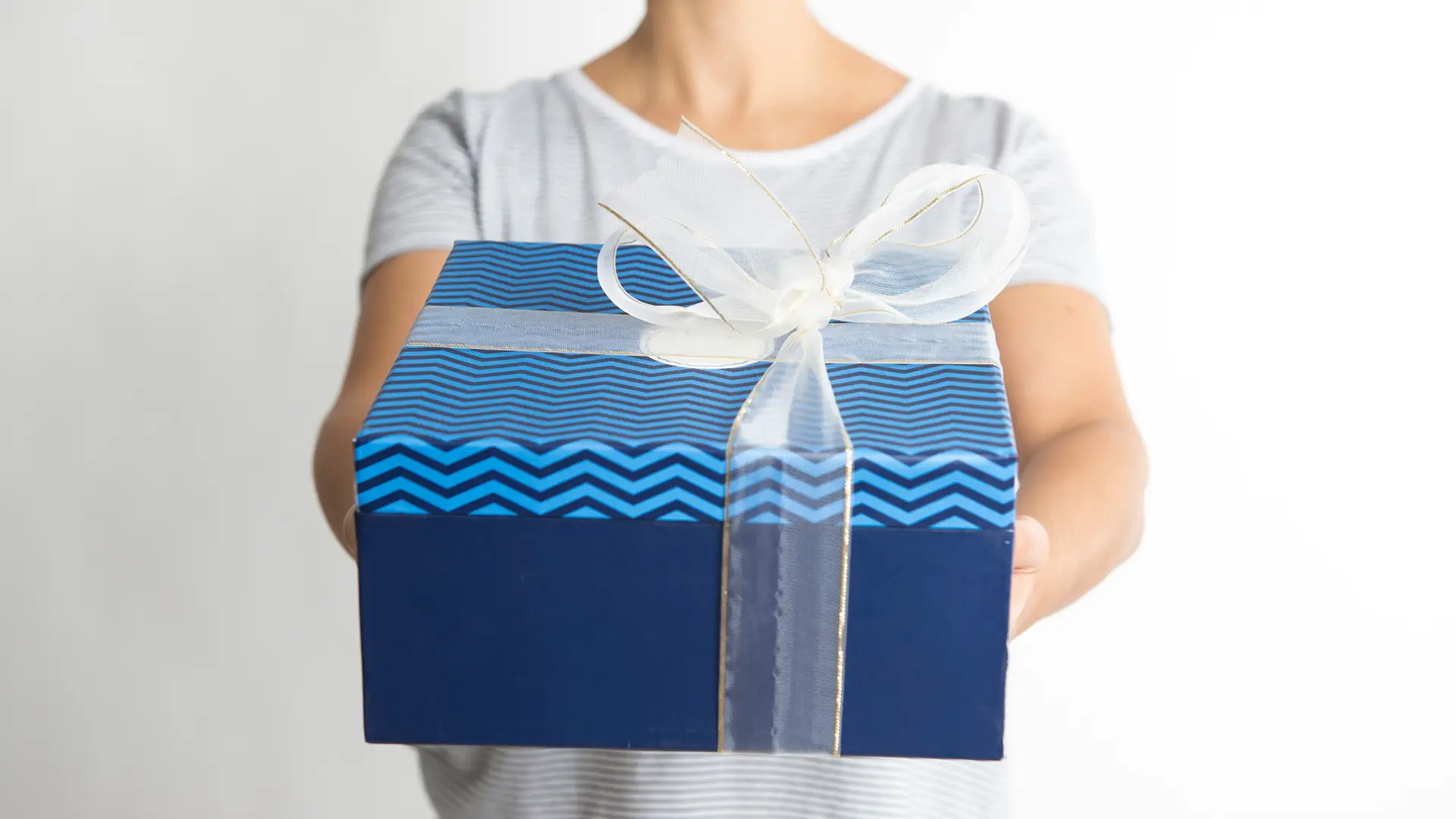 Persona con paquete azul representa los pedidos movistar Persona con paquete azul representa los pedidos movistar