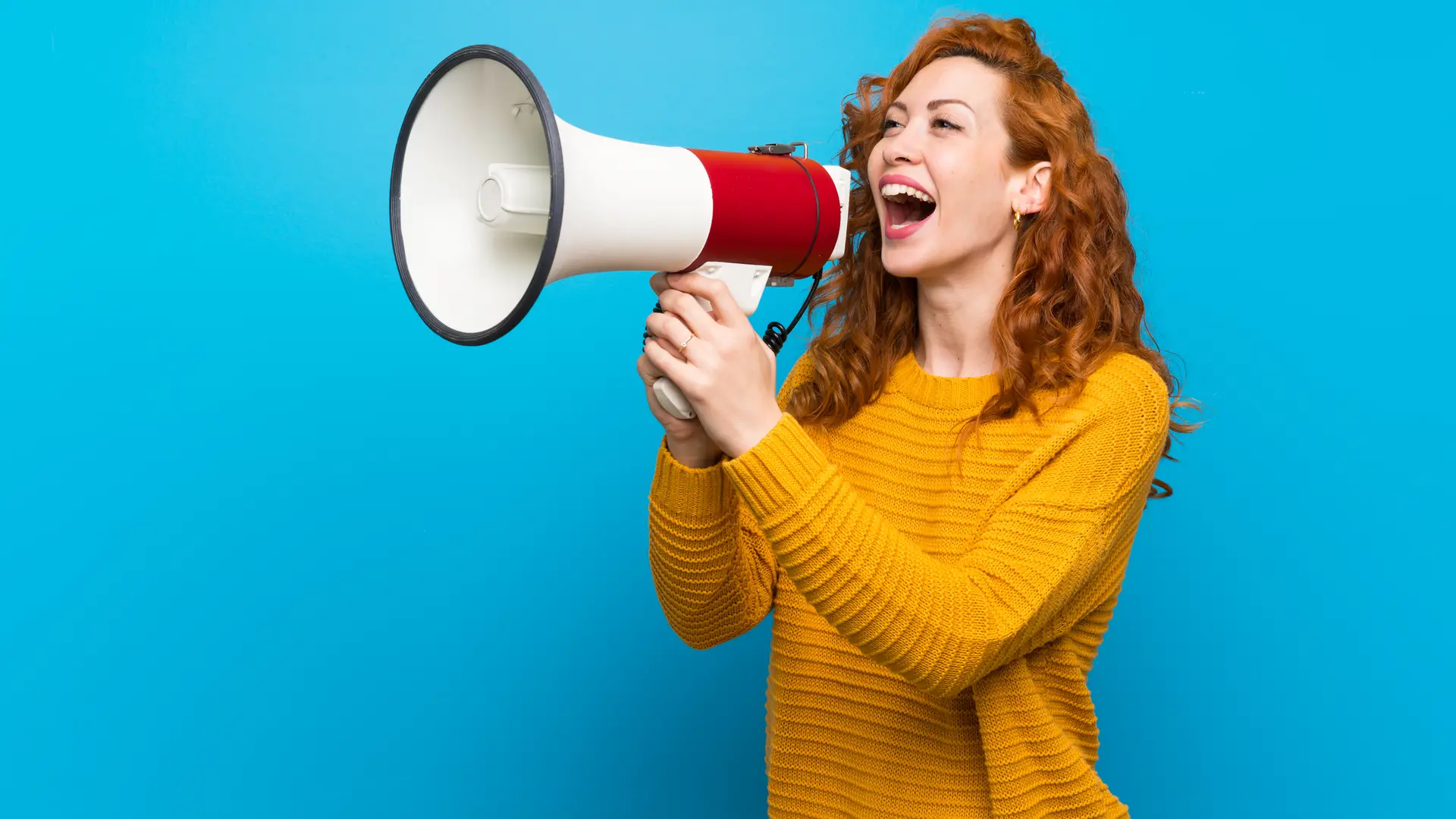 Mujer con megáfono vociferando su opinión de movistar Mujer con megáfono vociferando su opinión de movistar