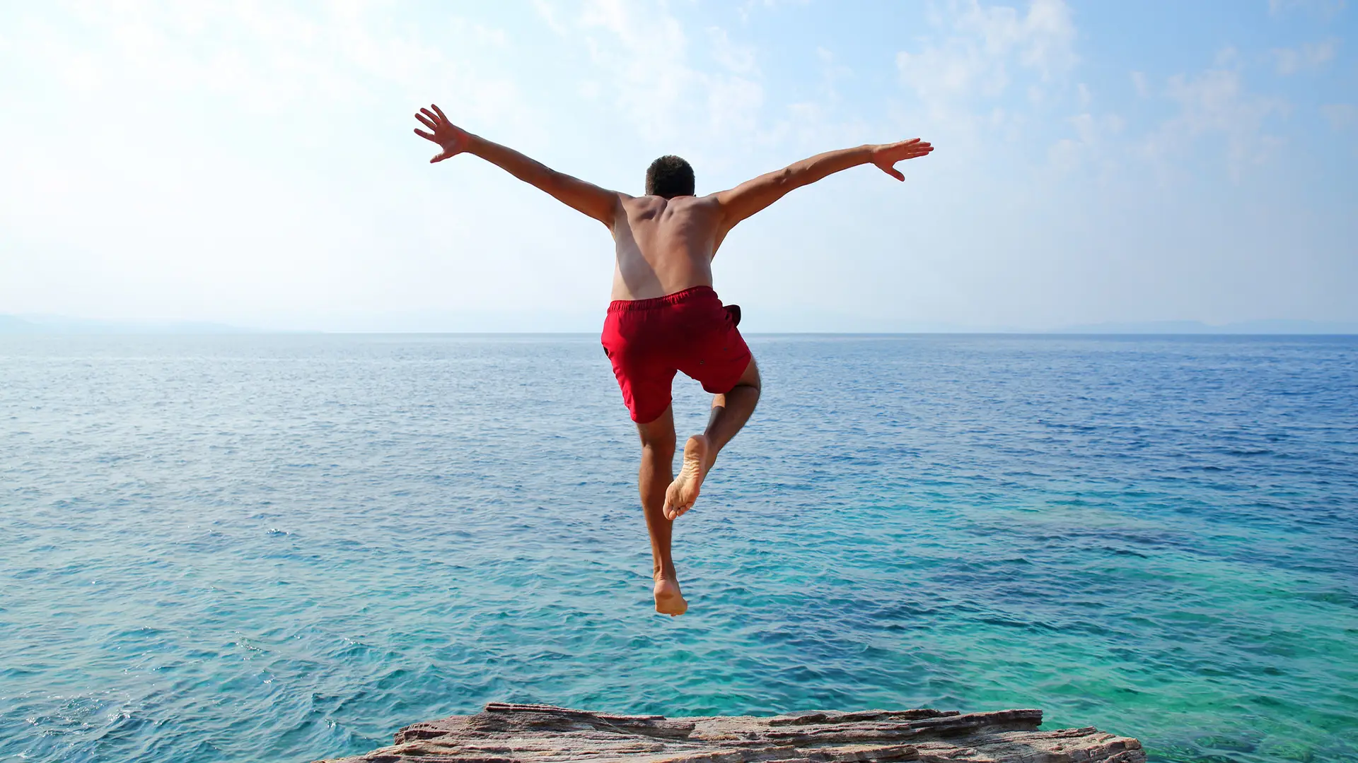 Chico saltando hacia el mar representa portabilidad vodafone movistar