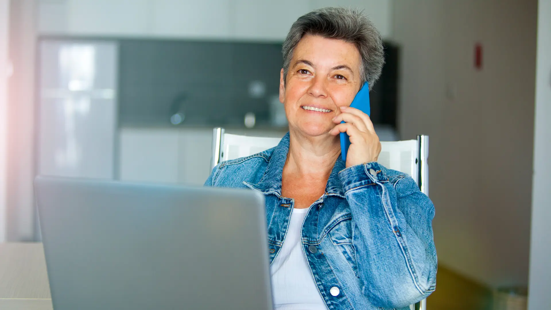 Mujer llamando por teléfono para recibir información sobre tarifas móvil Mujer llamando por teléfono para recibir información sobre tarifas móvil