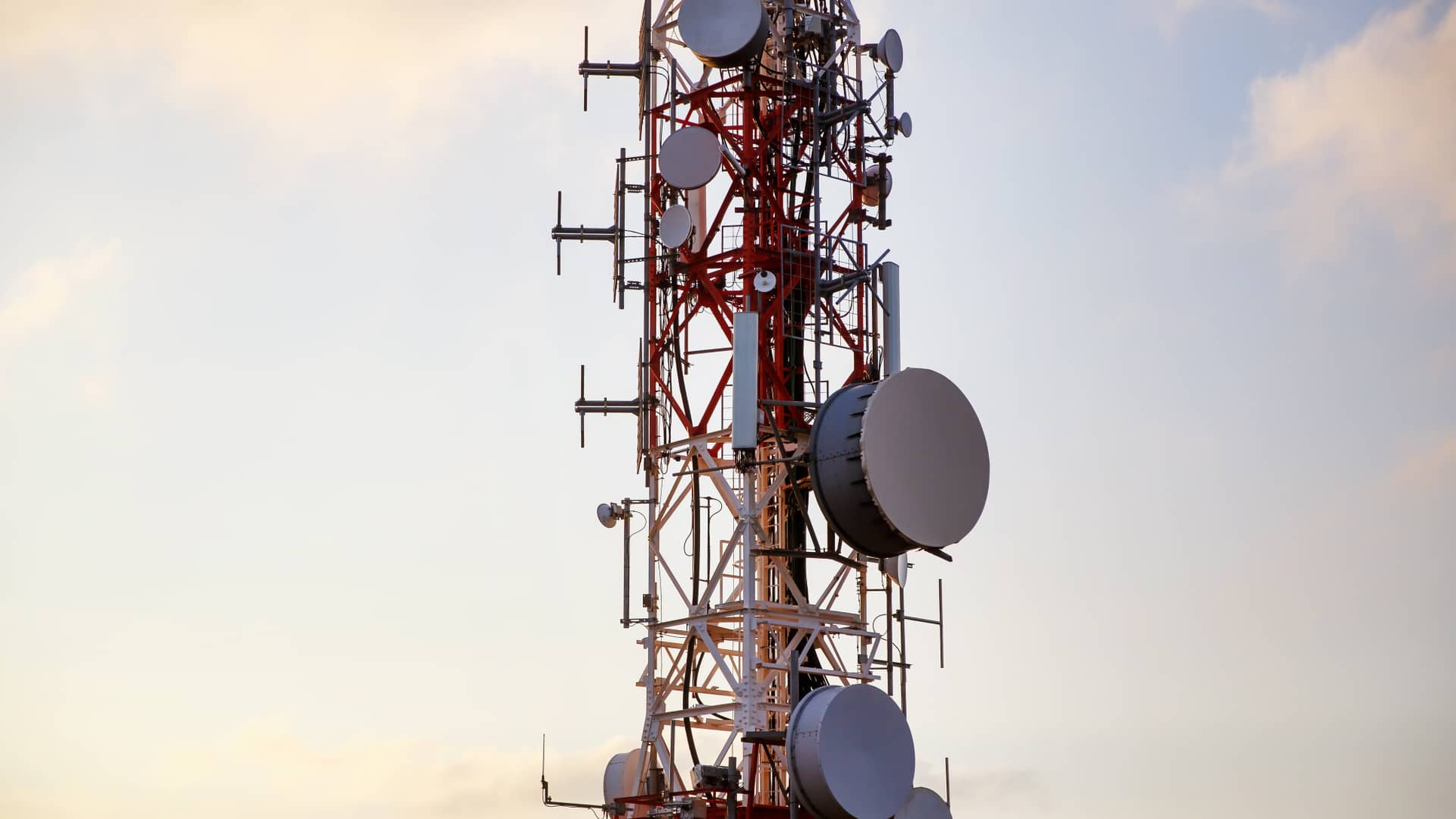 Torre de telefonía y televisión simboliza el alcance de la cobertura 5G de MundoR