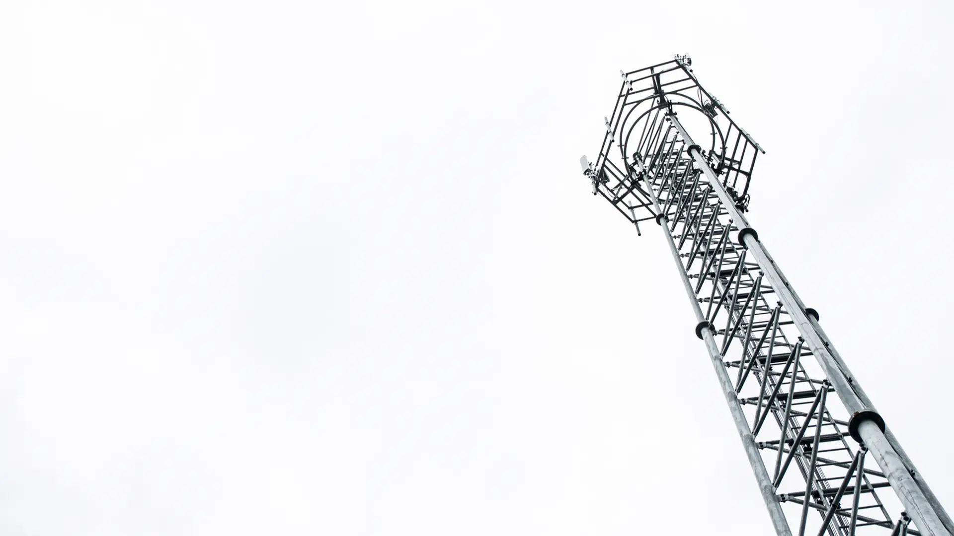 Antena de telefonía simboliza cobertura compañía mundor Antena de telefonía simboliza cobertura compañía mundor