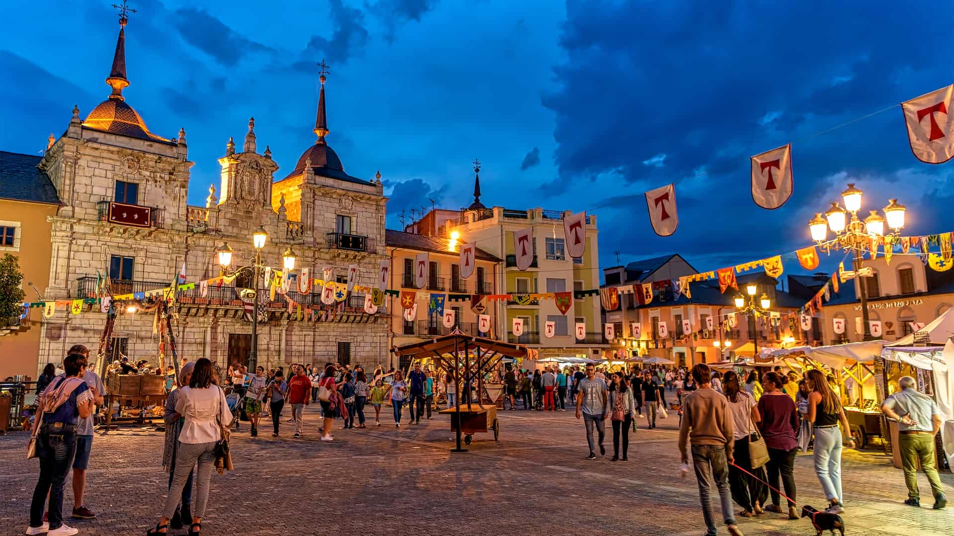 Feria Medieval en la plaza del Ayuntamiento de Ponferrada durante las fiestas de la noche templaria donde se encuentra disponible el teleoperador mundor