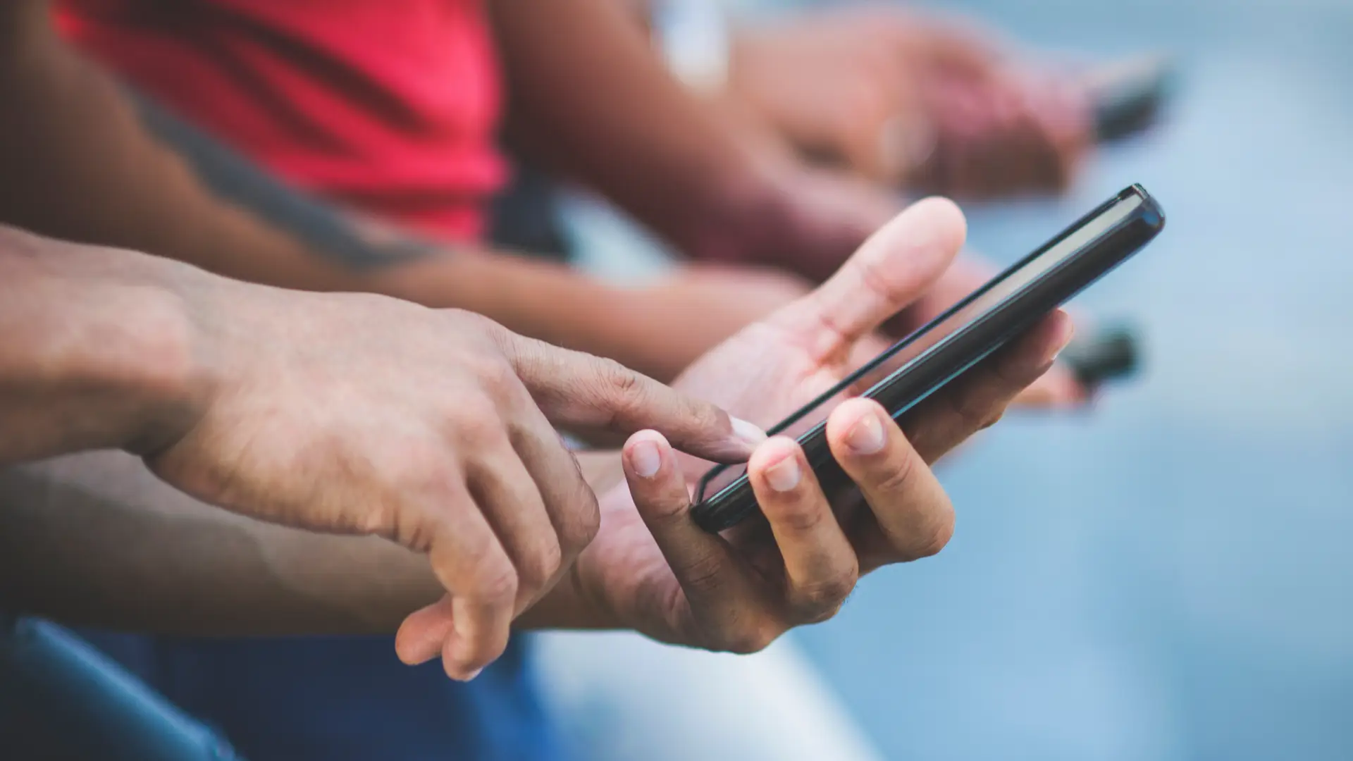 Joven usando smartphone simboliza móviles compañia mundor Joven usando smartphone simboliza móviles compañia mundor
