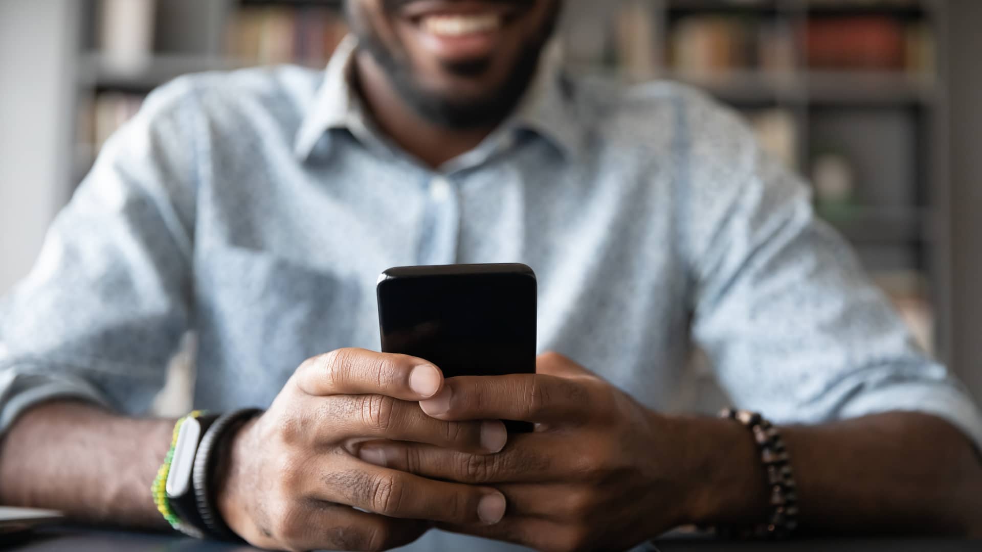 Hombre con smartphone escribiendo su opinión sobre la compañia mundor