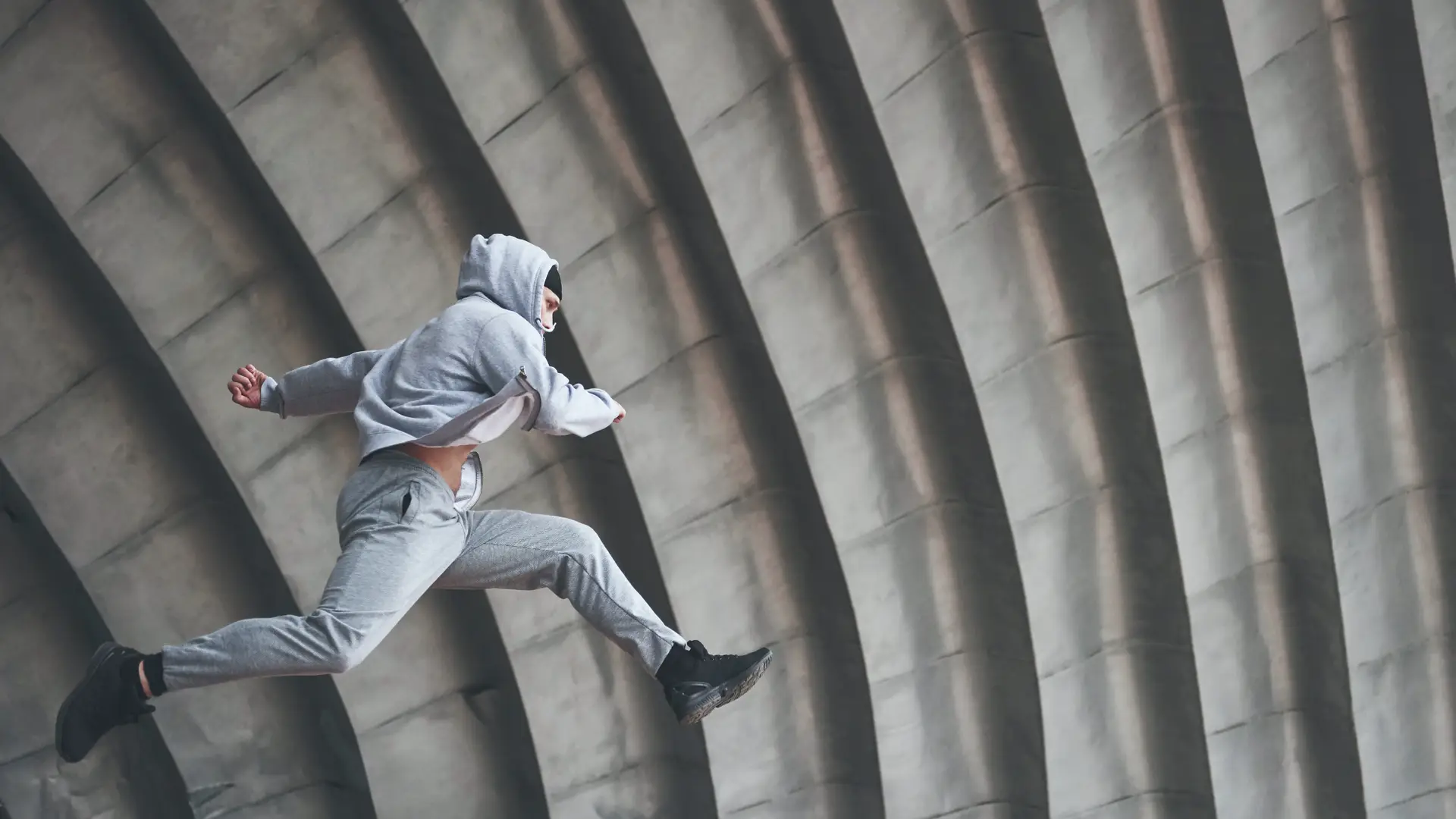 Hombre saltando simboliza portabilidad compañia mundor Hombre saltando simboliza portabilidad compañia mundor