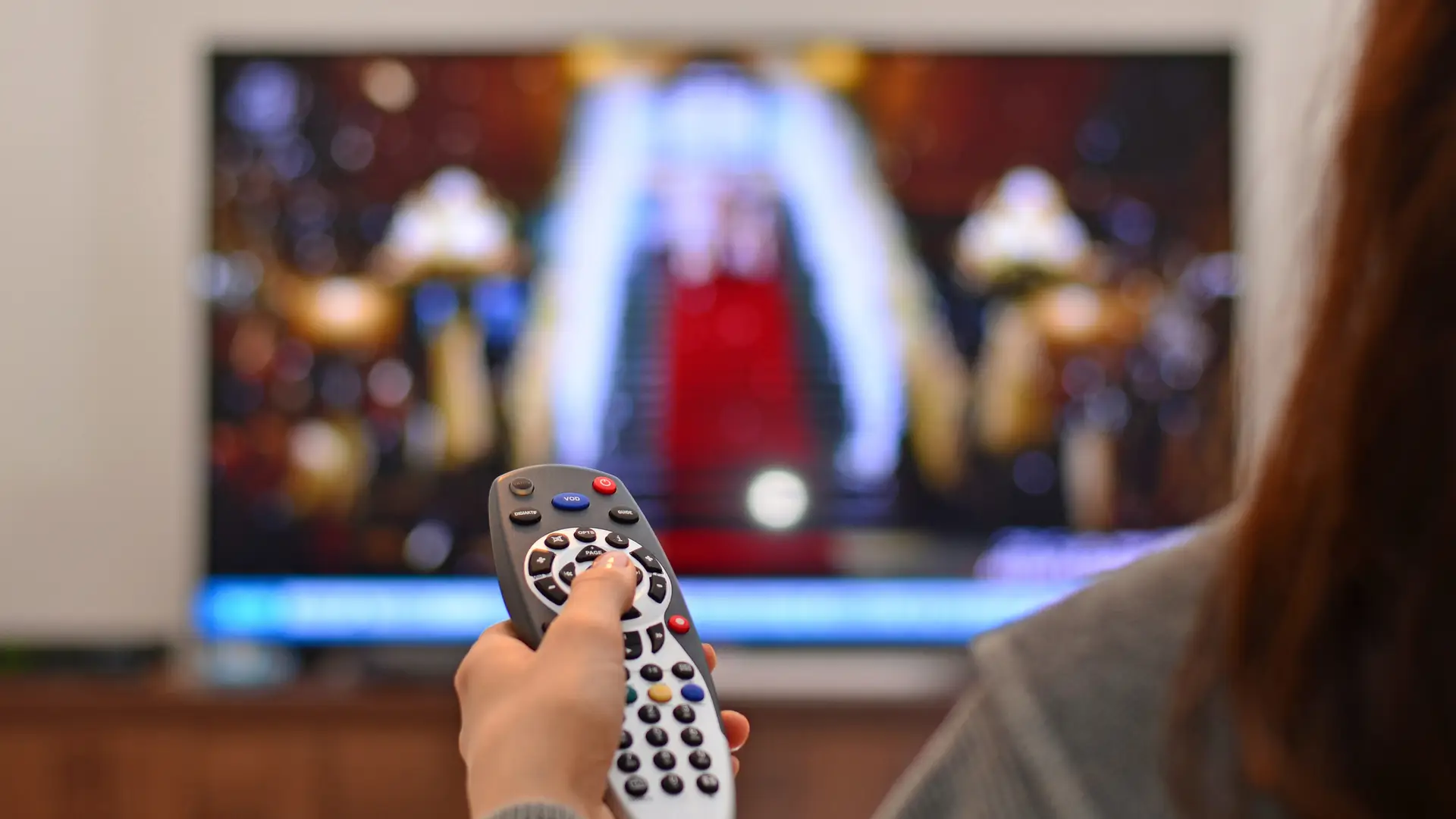 Mujer cambiando de canal de tv representa móvil internet y tv de mundor Mujer cambiando de canal de tv representa móvil internet y tv de mundor
