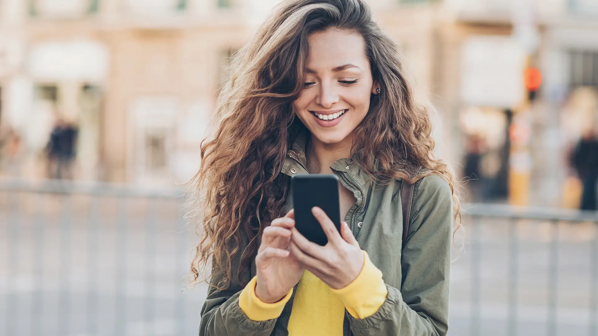 Adolescente usando el móvil simboliza tarifas móvil prepago Adolescente usando el móvil simboliza tarifas móvil prepago