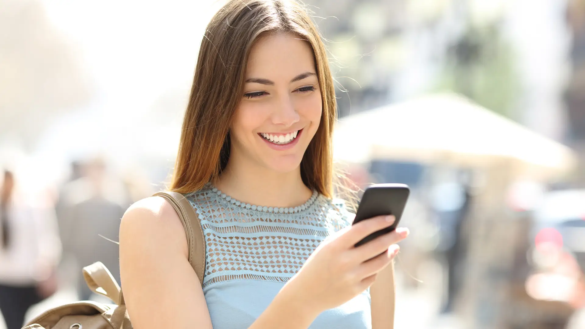 Joven usando teléfono móvil simboliza tarifas móvil mundor Joven usando teléfono móvil simboliza tarifas móvil mundor