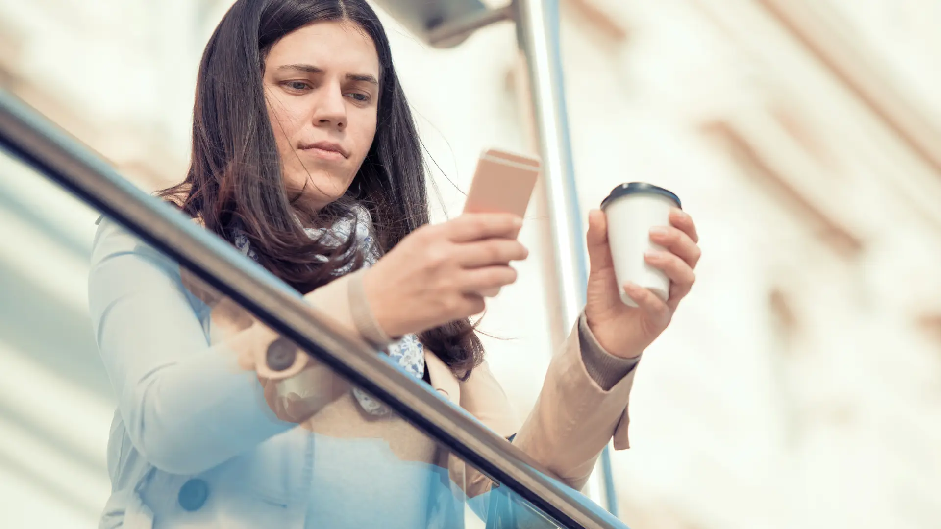 Mujer leyendo como configurar su apn de su teléfono con netllar Mujer leyendo como configurar su apn de su teléfono con netllar