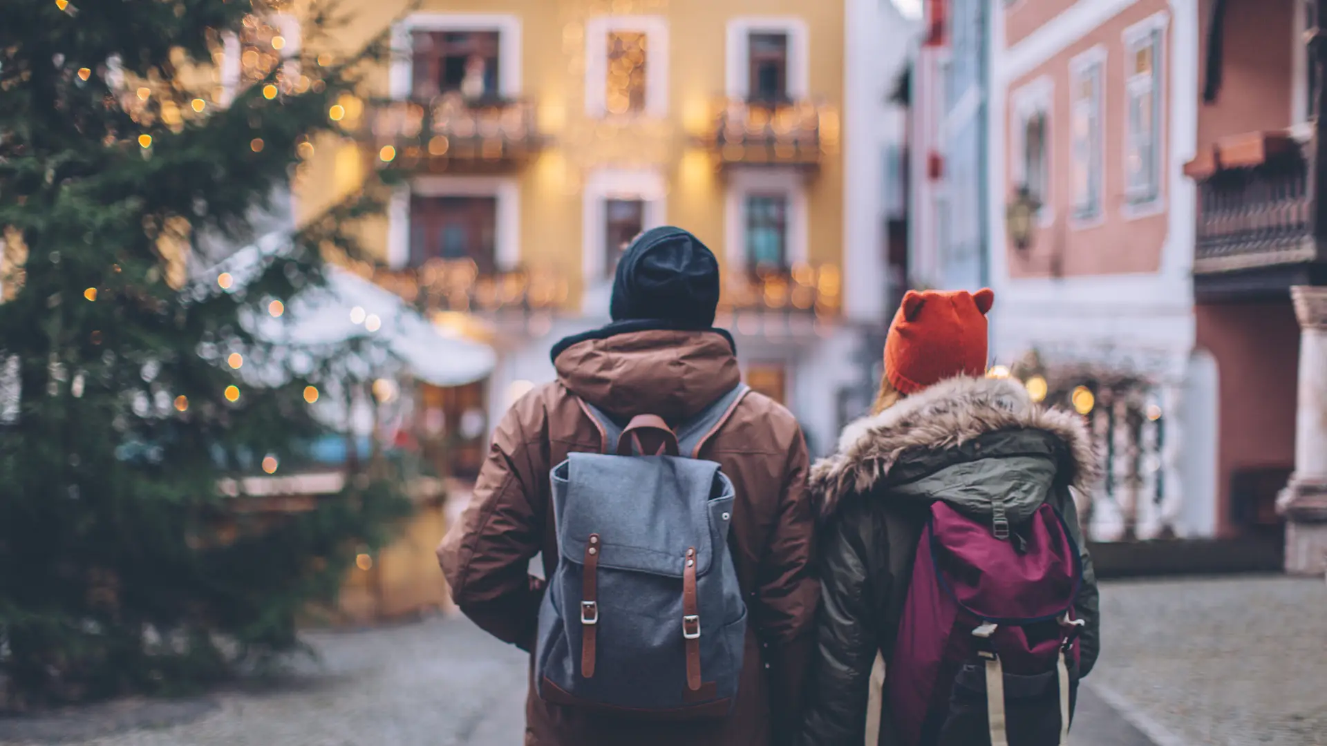 Pareja de vacaciones de navidad conectados constantemente gracias al roaming de netllar Pareja de vacaciones de navidad conectados constantemente gracias al roaming de netllar