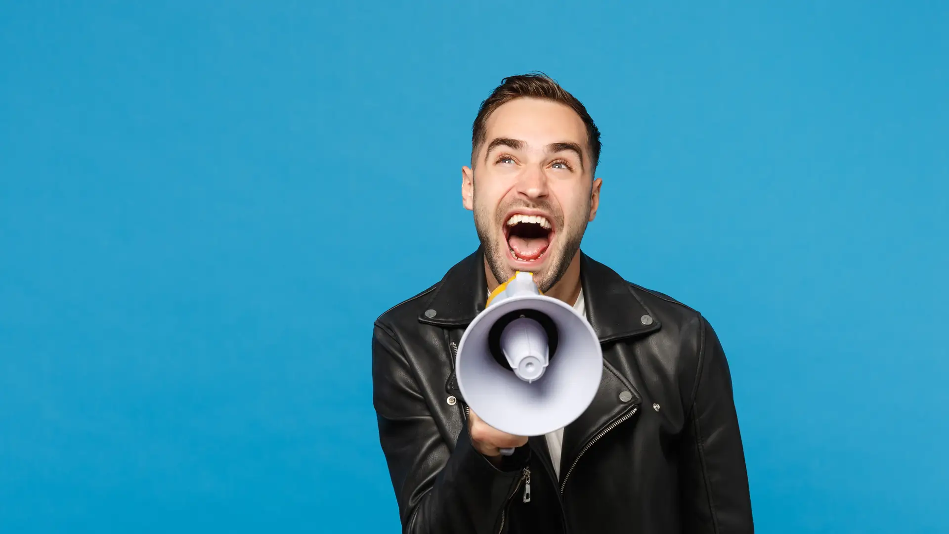 Hombre feliz con megáfono dando su opinión sobre netllar