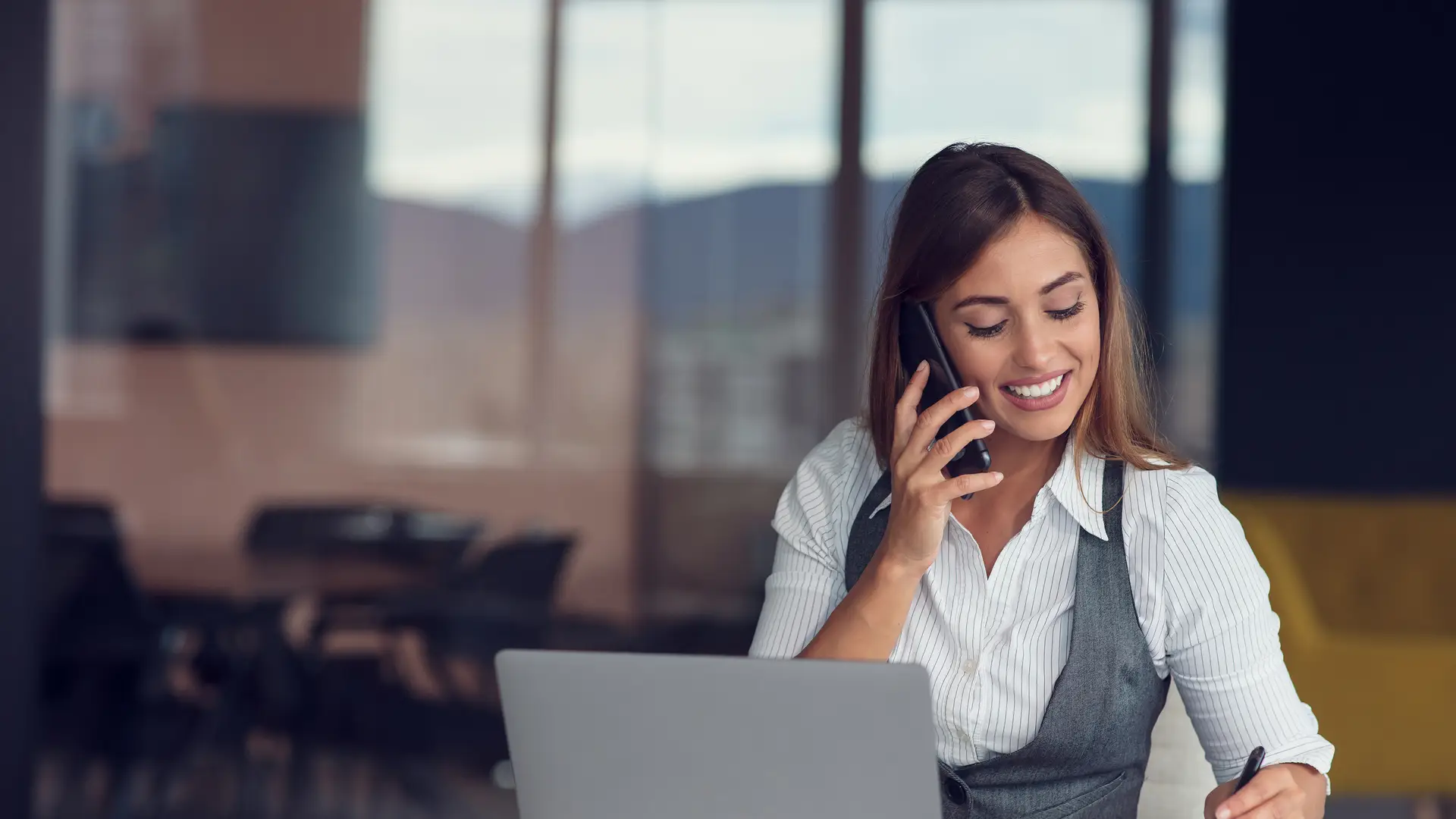 Joven con computadora y teléfono, trabajando en la oficina representa empresas o2 Joven con computadora y teléfono, trabajando en la oficina representa empresas o2