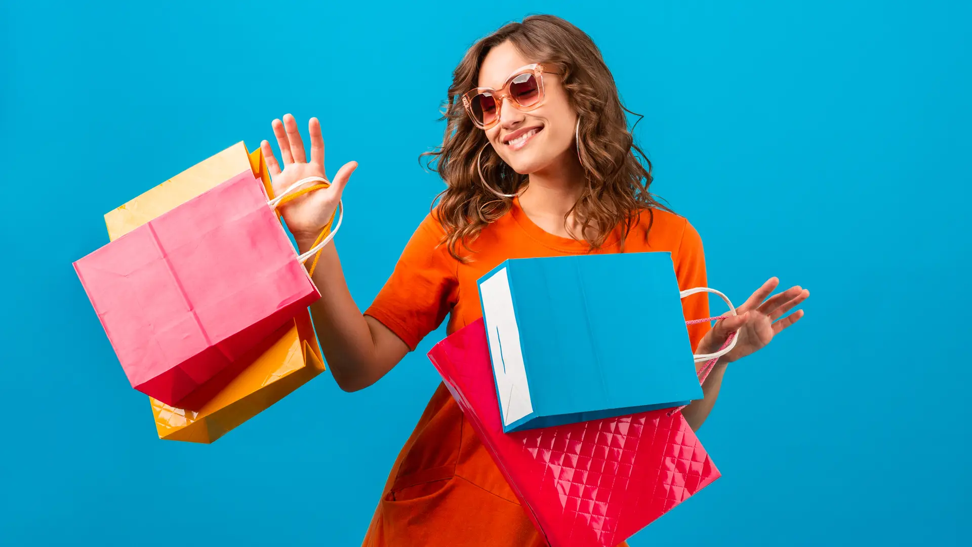 Mujer disfrutando de las rebajas del Black Friday incluidas las ofertas de o2 Mujer disfrutando de las rebajas del Black Friday incluidas las ofertas de o2