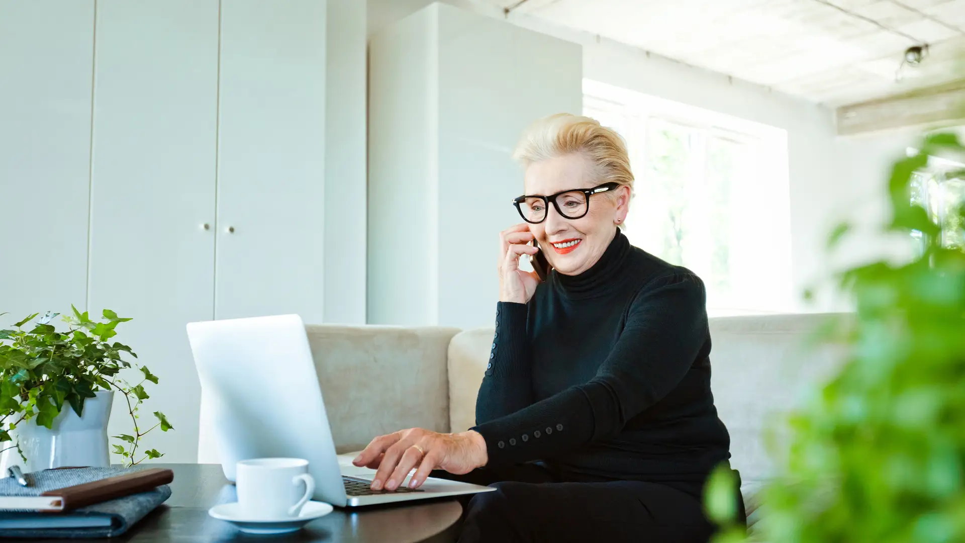 Mujer hablando con atención al cliente de o2 para que le configuren apn de teléfono Mujer hablando con atención al cliente de o2 para que le configuren apn de teléfono