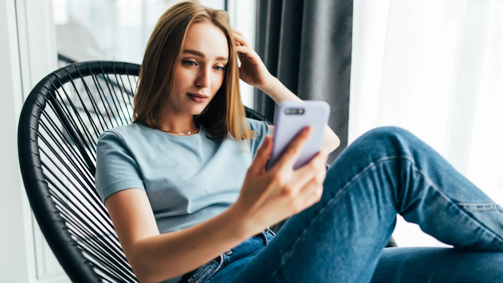 Mujer utiliza su móvil para consultar su consumo de datos de su contrato o2 Mujer utiliza su móvil para consultar su consumo de datos de su contrato o2