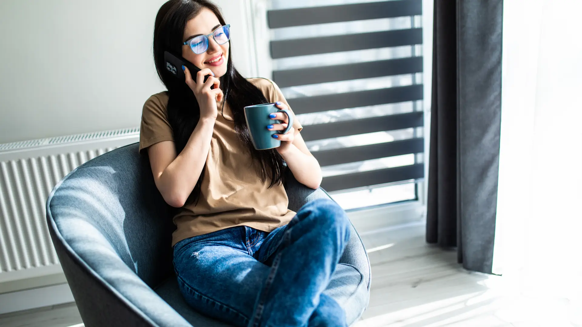 Mujer realiza una llamada gratuita a través de su wifi o2 Mujer realiza una llamada gratuita a través de su wifi o2