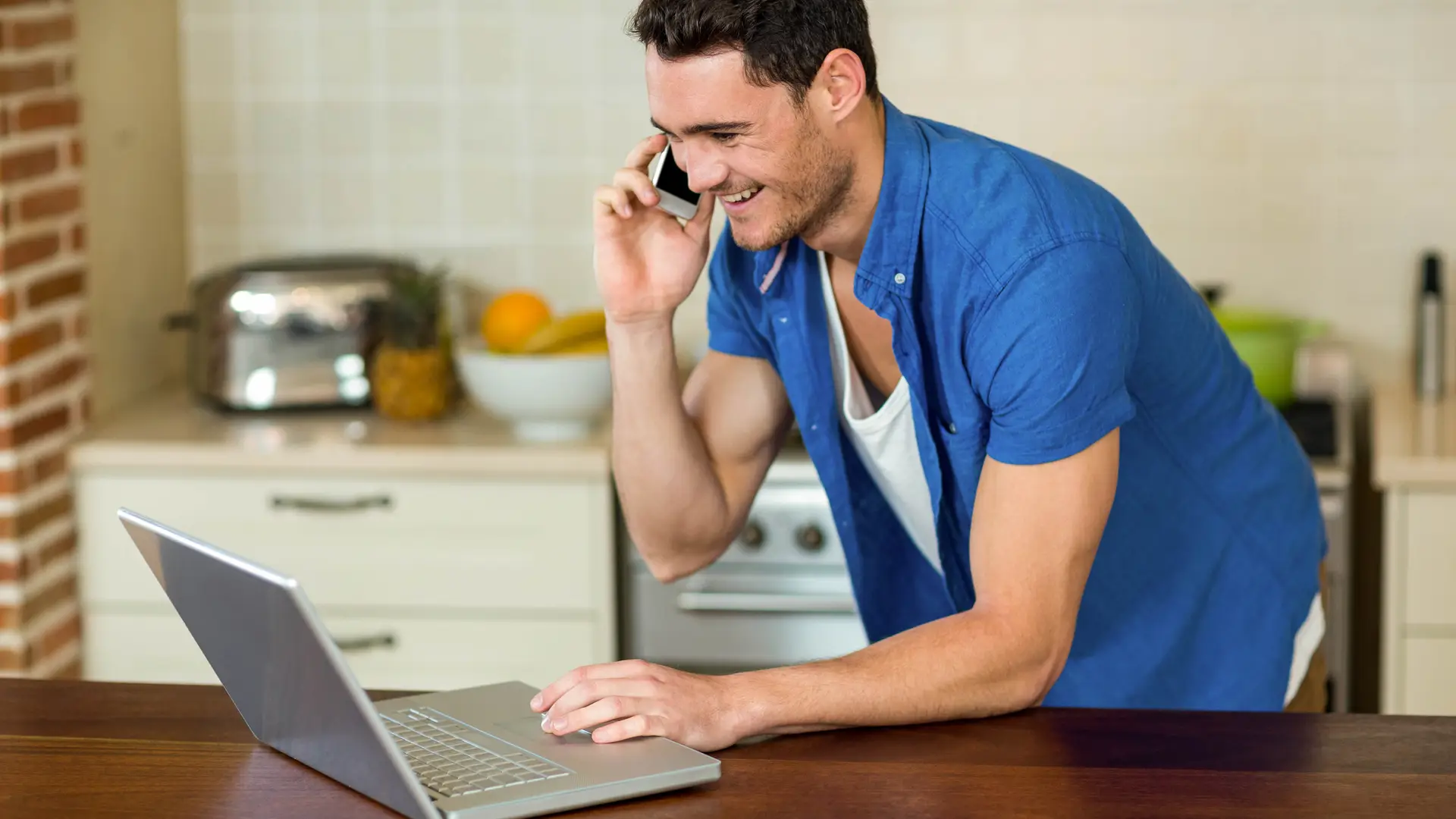 Joven hablando por smartphone con teleoperador de o2 para realizar tramites de contratación