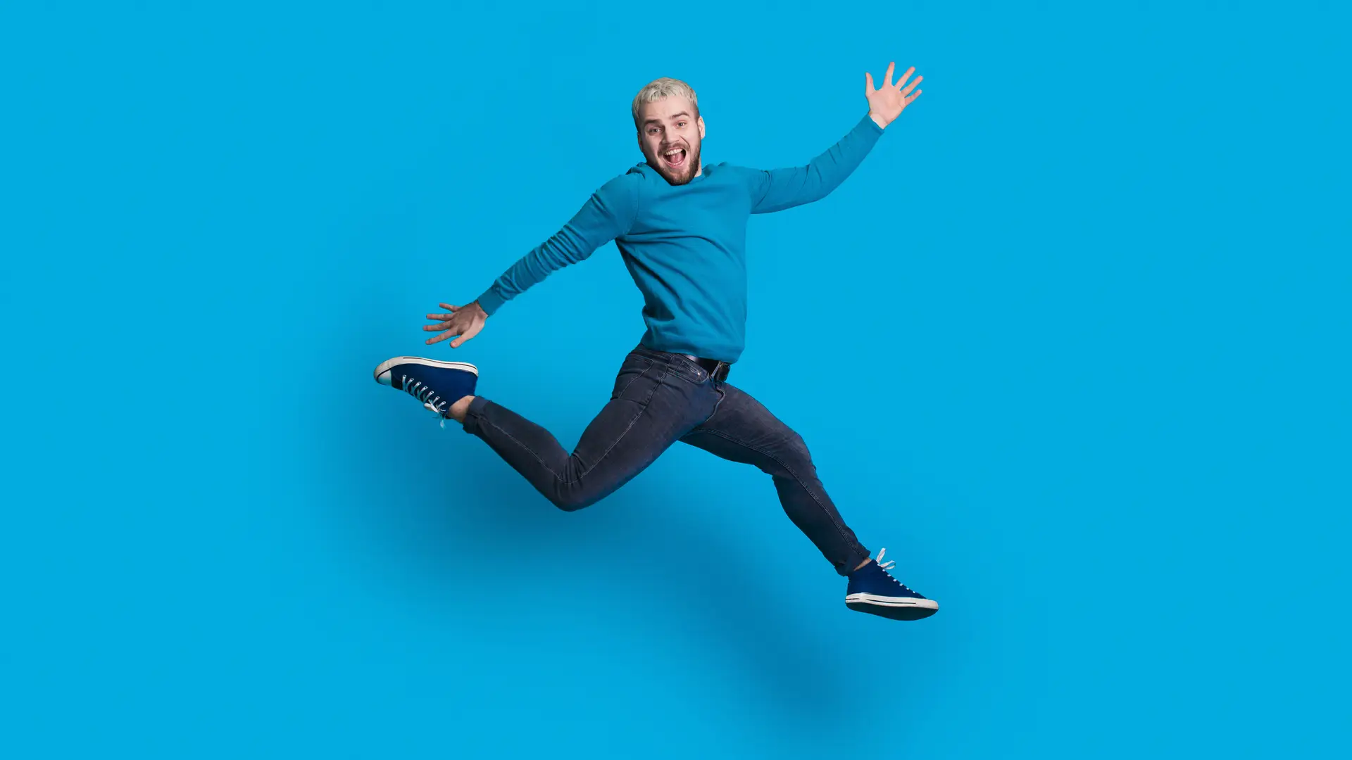 Joven saltando simboliza portabilidad movistar a o2 Joven saltando simboliza portabilidad movistar a o2