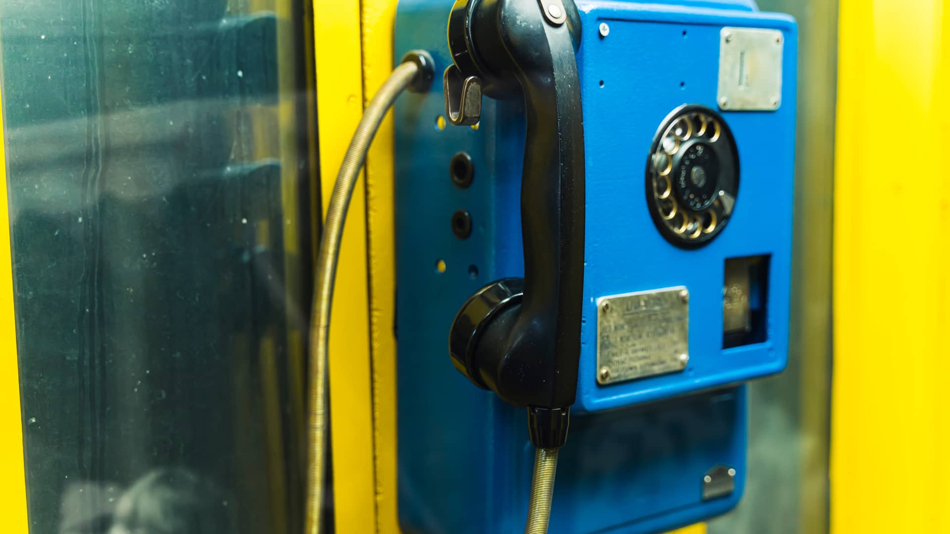 viejo telefono azul de una cabina que representa las tarifas descatalogadas de la empresa de telefonia o2