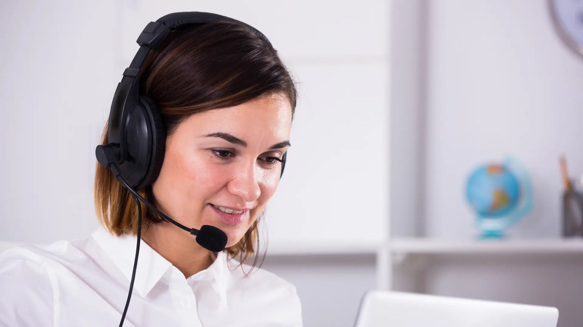 Mujer de atención al cliente como las que recepcionan llamadas de oléphone