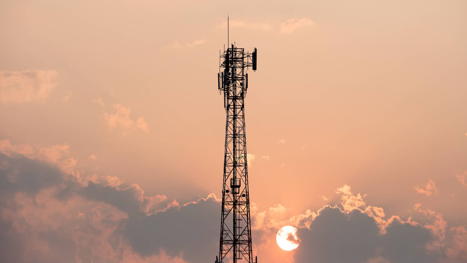 Antena telefónica en puesta de sol representa cobertura 4g orange