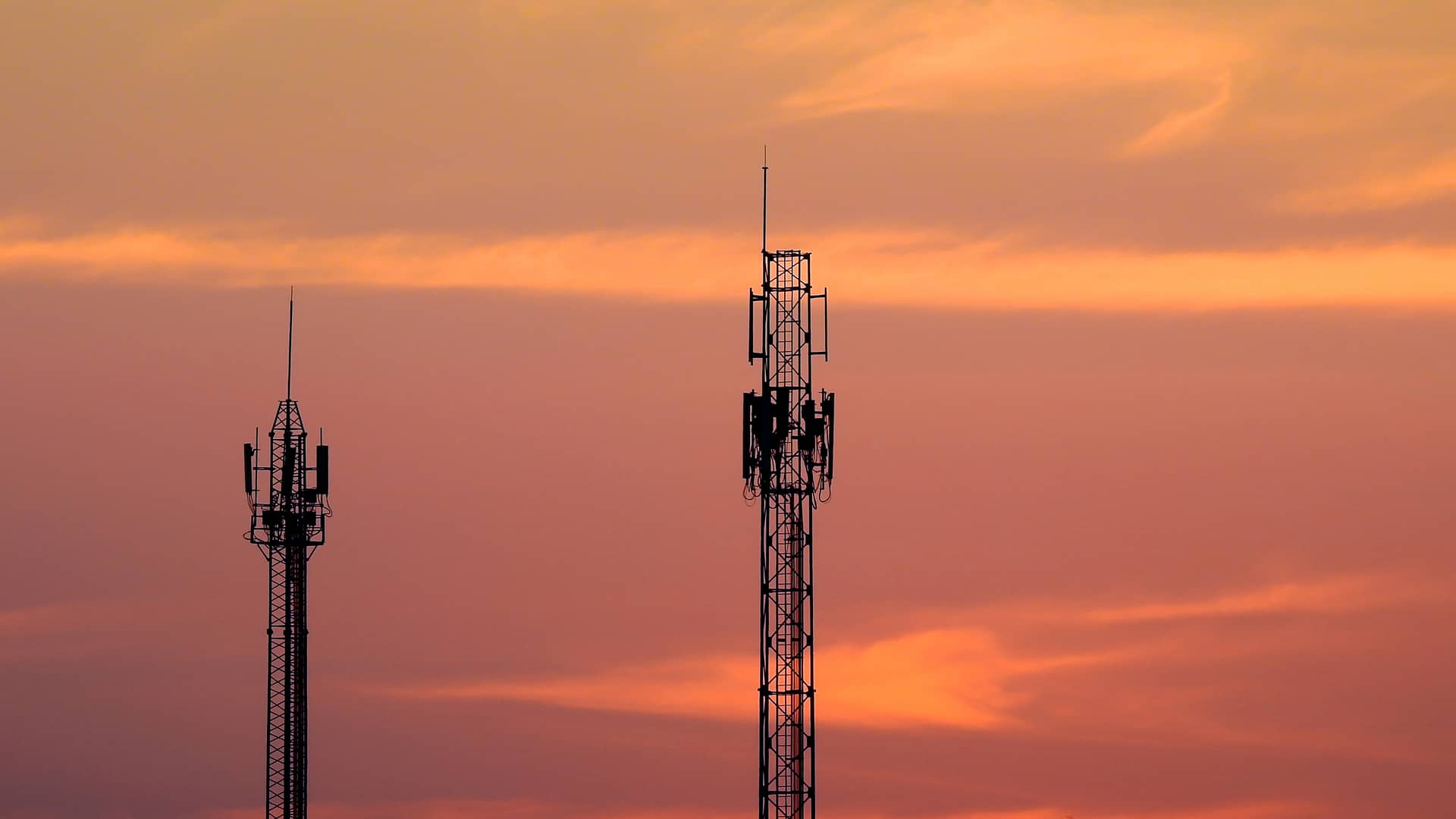 Antenas telefónicas en puesta de sol representa cobertura fibra orange