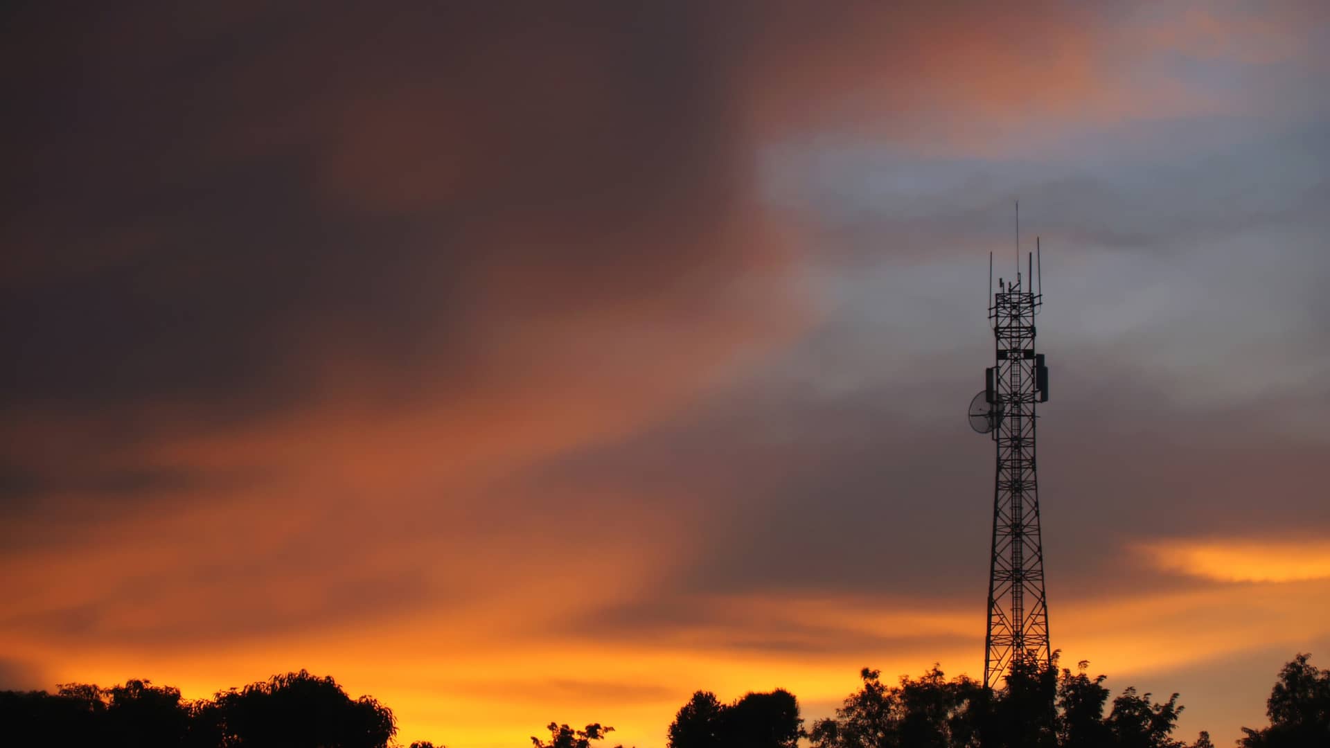 Antena telefónica en puesta de sol representa cobertura orange