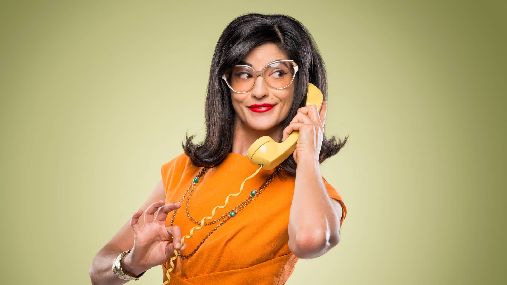 Mujer usando teléfono fijo representa cuota línea de orange
