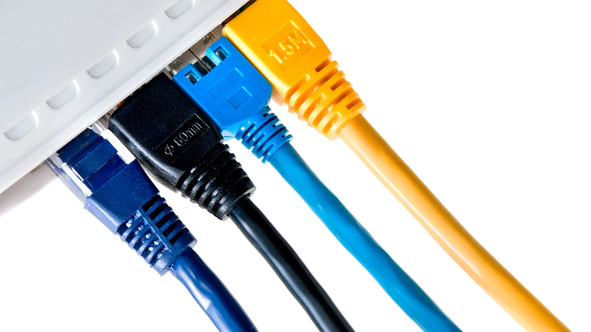 Cables de red conectados a router simbolizan abrir puertos router Cables de red conectados a router simbolizan abrir puertos router