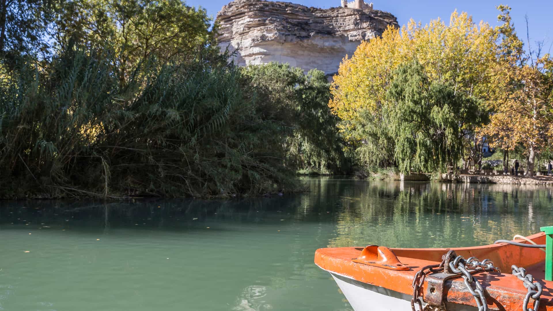 Río Júcar, barco de recreo en pequeña laguna simboliza Albacete donde esta disponible la compañía telefónica orange