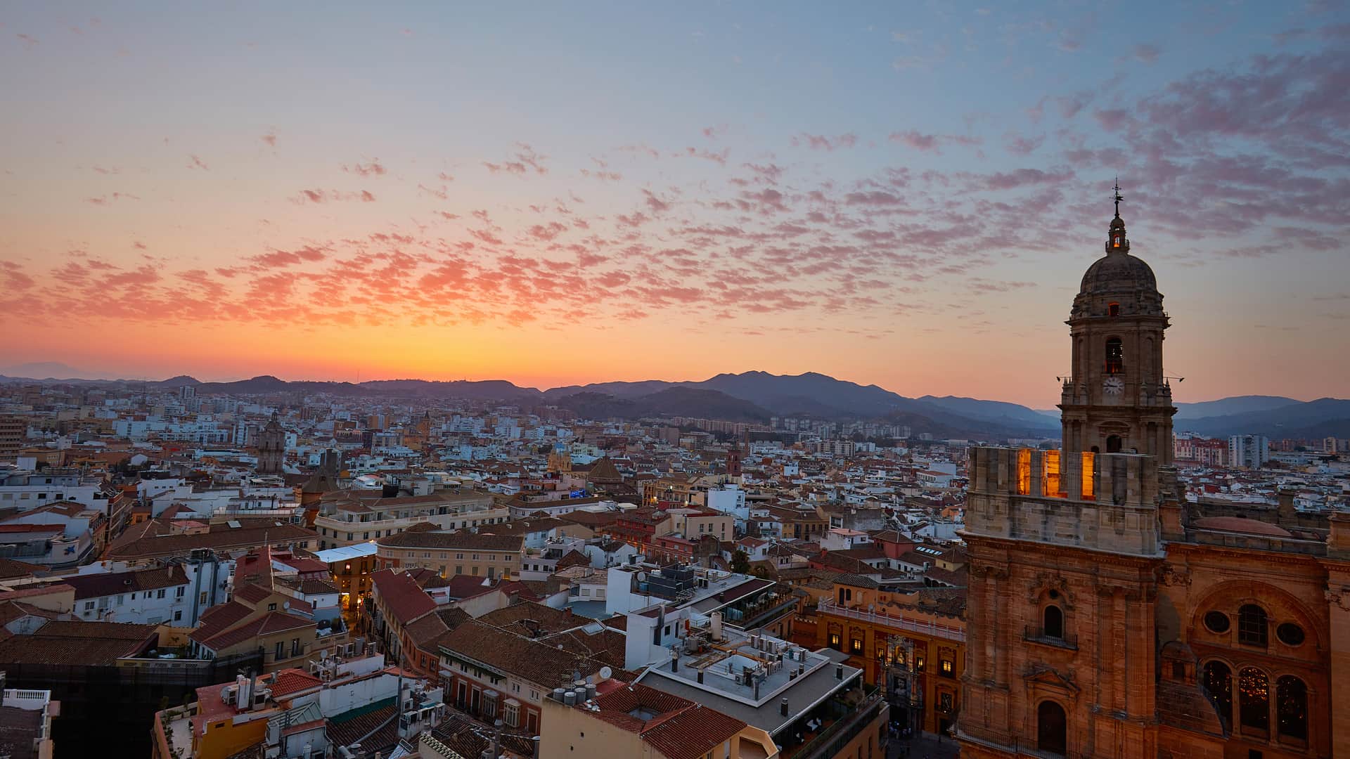 Puesta de sol en la ciudad de Málaga donde esta disponible la compañía telefónica orange