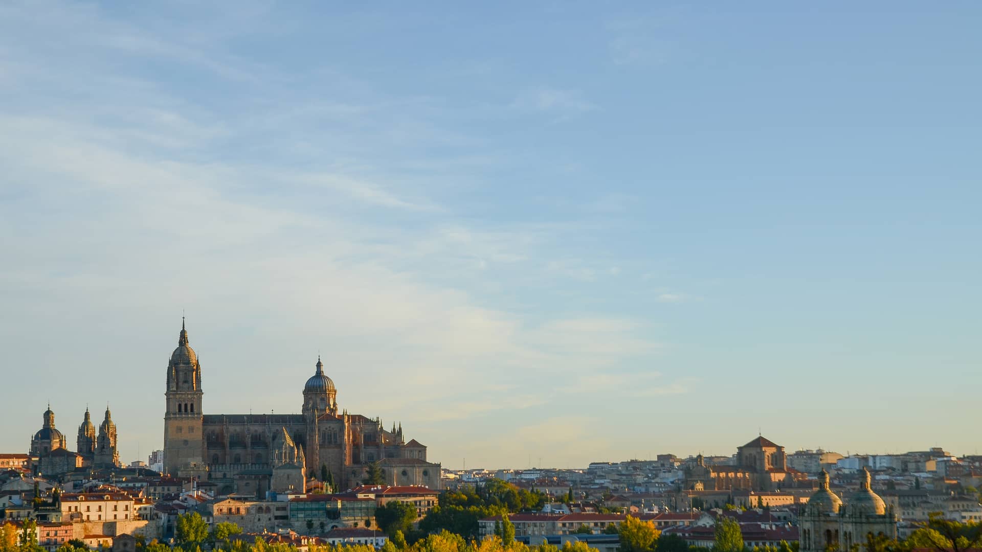 Catedral de Salamanca en la que brilla el sol de la mañana donde esta disponible la compañía telefónica orange