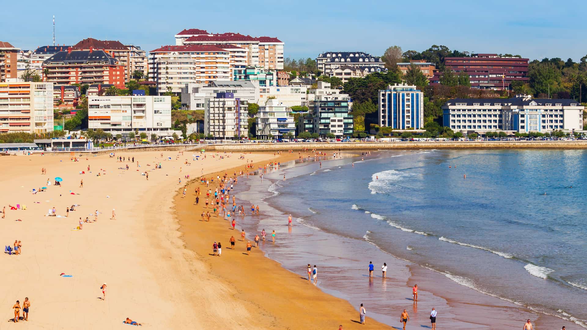 Vista aérea de la playa de la ciudad de Santander donde esta disponible la compañía telefónica orange