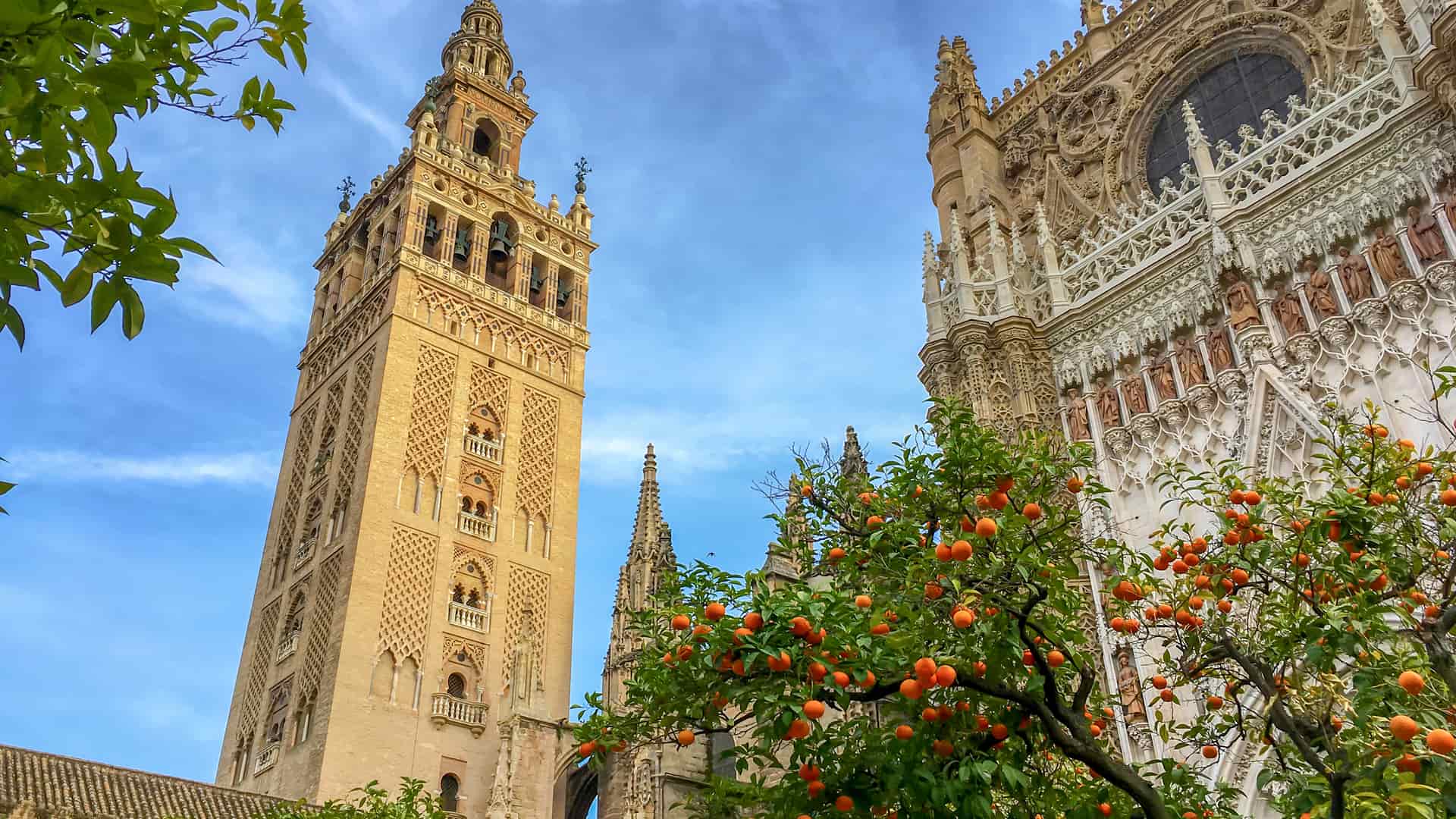 Catedral de Sevilla y la Giralda donde esta disponible la compañía telefónica orange