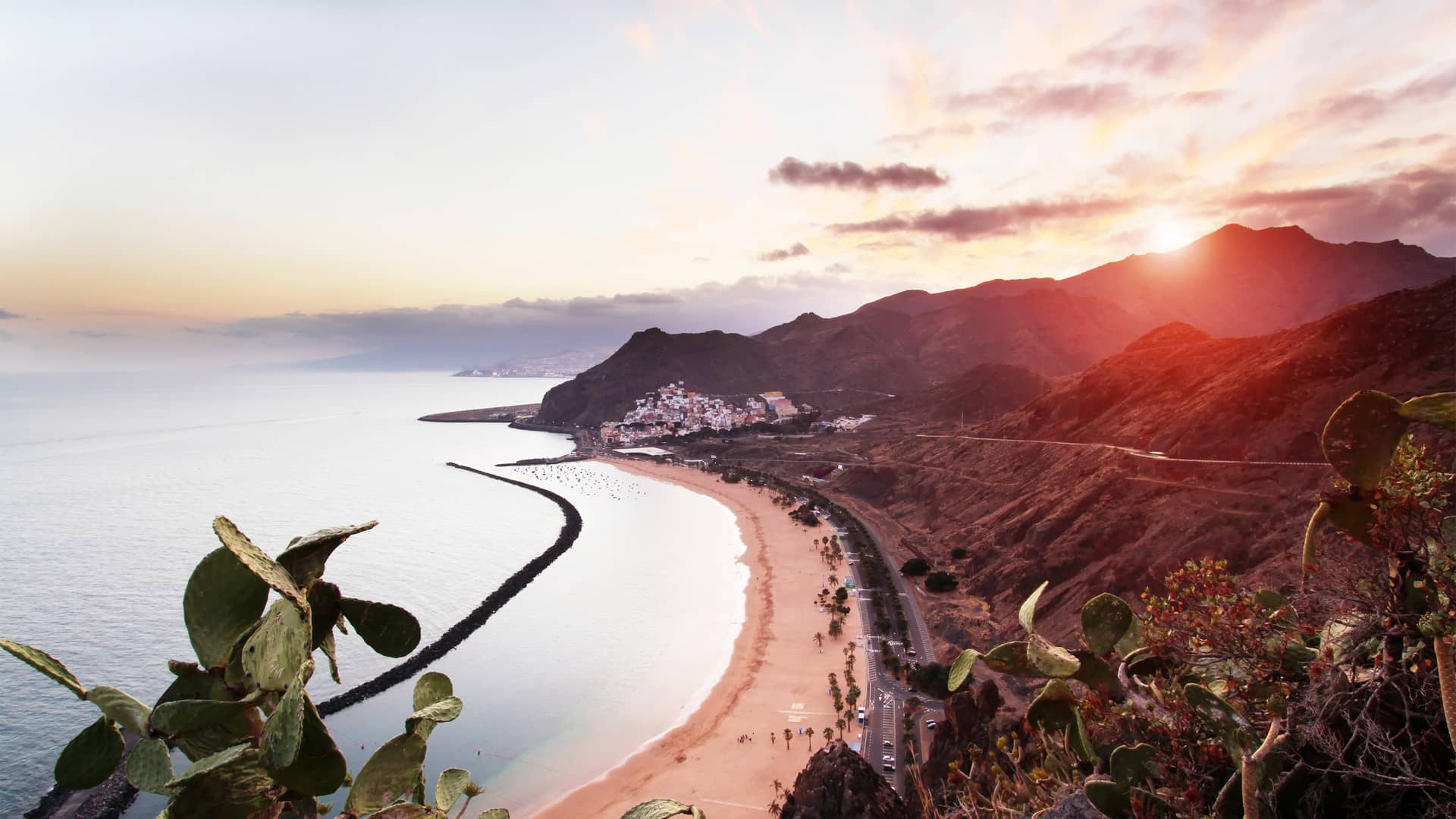 Puesta de sol en la Playa de Las Teresitas, en Tenerife donde esta disponible la compañía telefónica orange