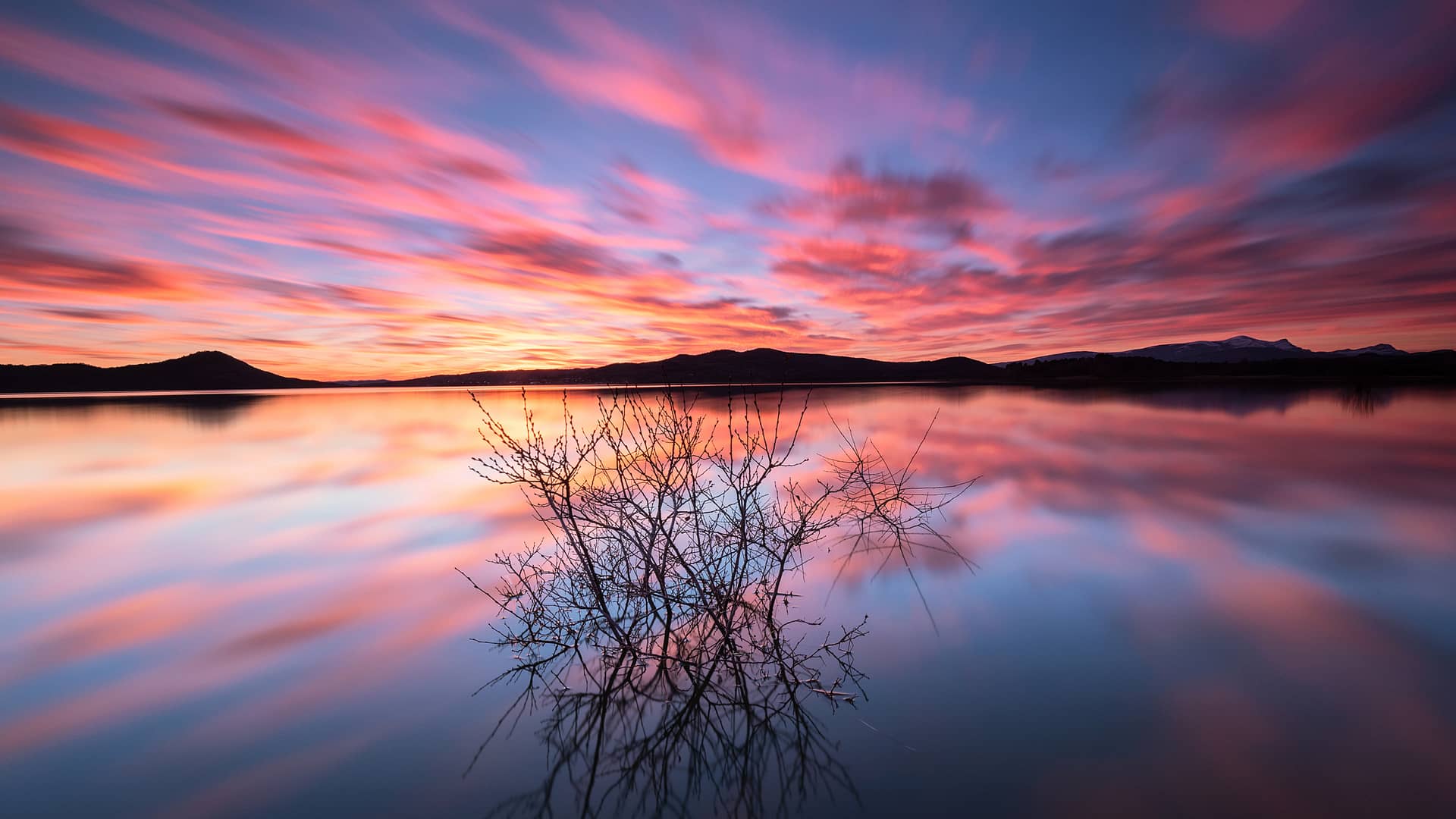 Colorido atardecer reflejado en un lago en Vitoria donde esta disponible la compañía telefónica orange