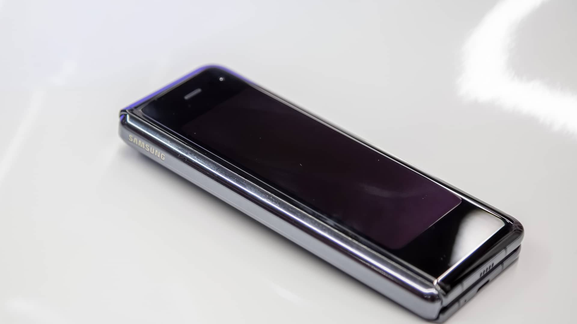 Nuevo smartphone insignia Samsung Galaxy Fold con pantalla flexible