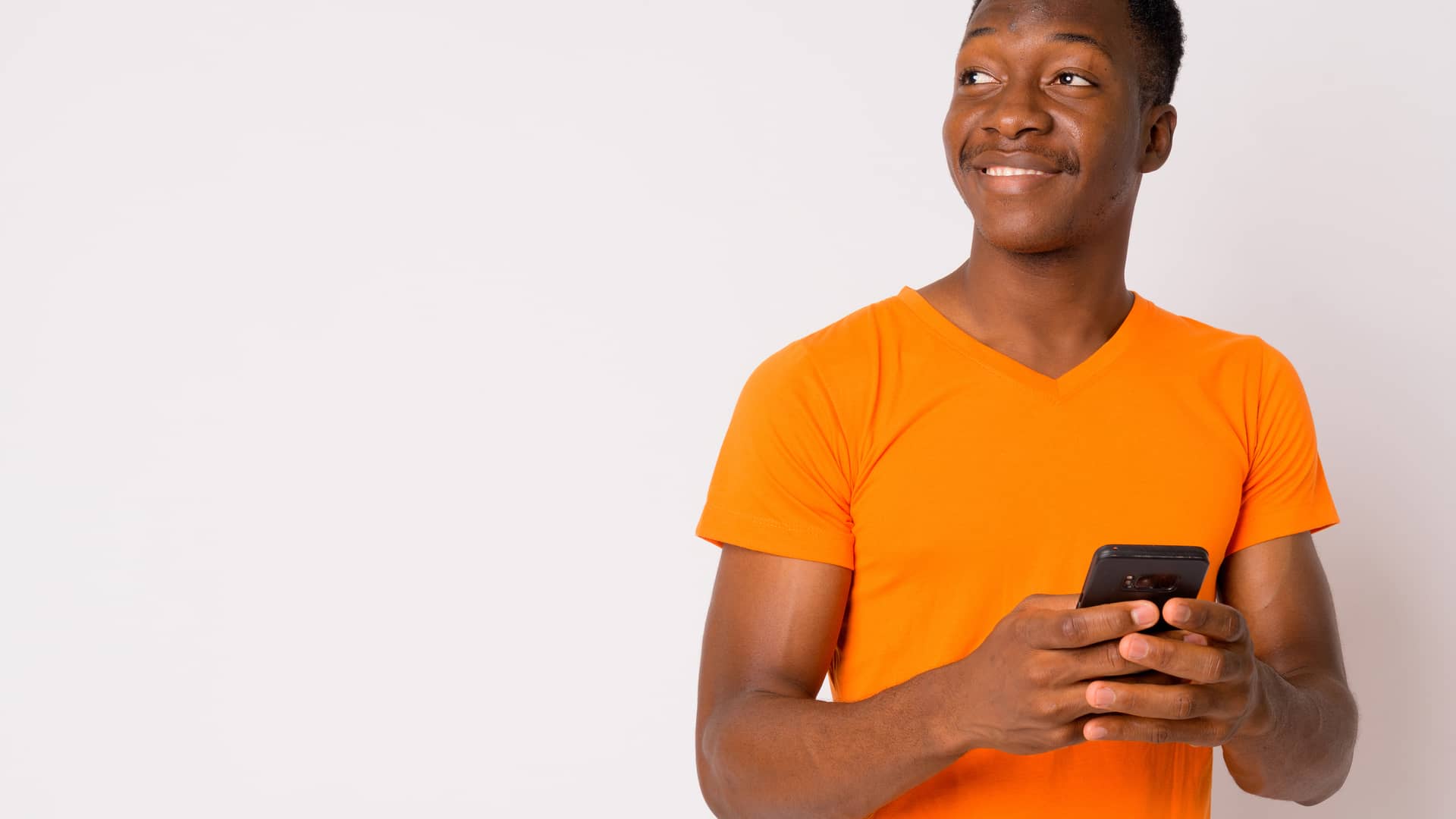 Hombre usando su smartphone con cara de felicidad simboliza datos ilimitados de orange