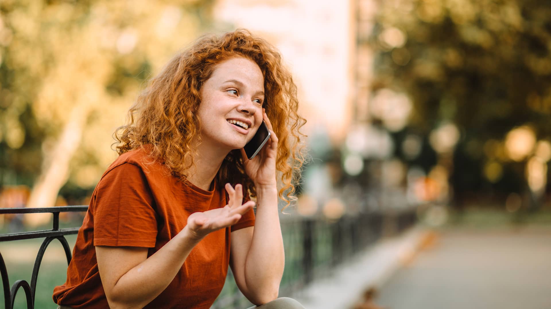 Chica atendiendo llamada en su móvil procedente del desvío de llamadas de su hogar