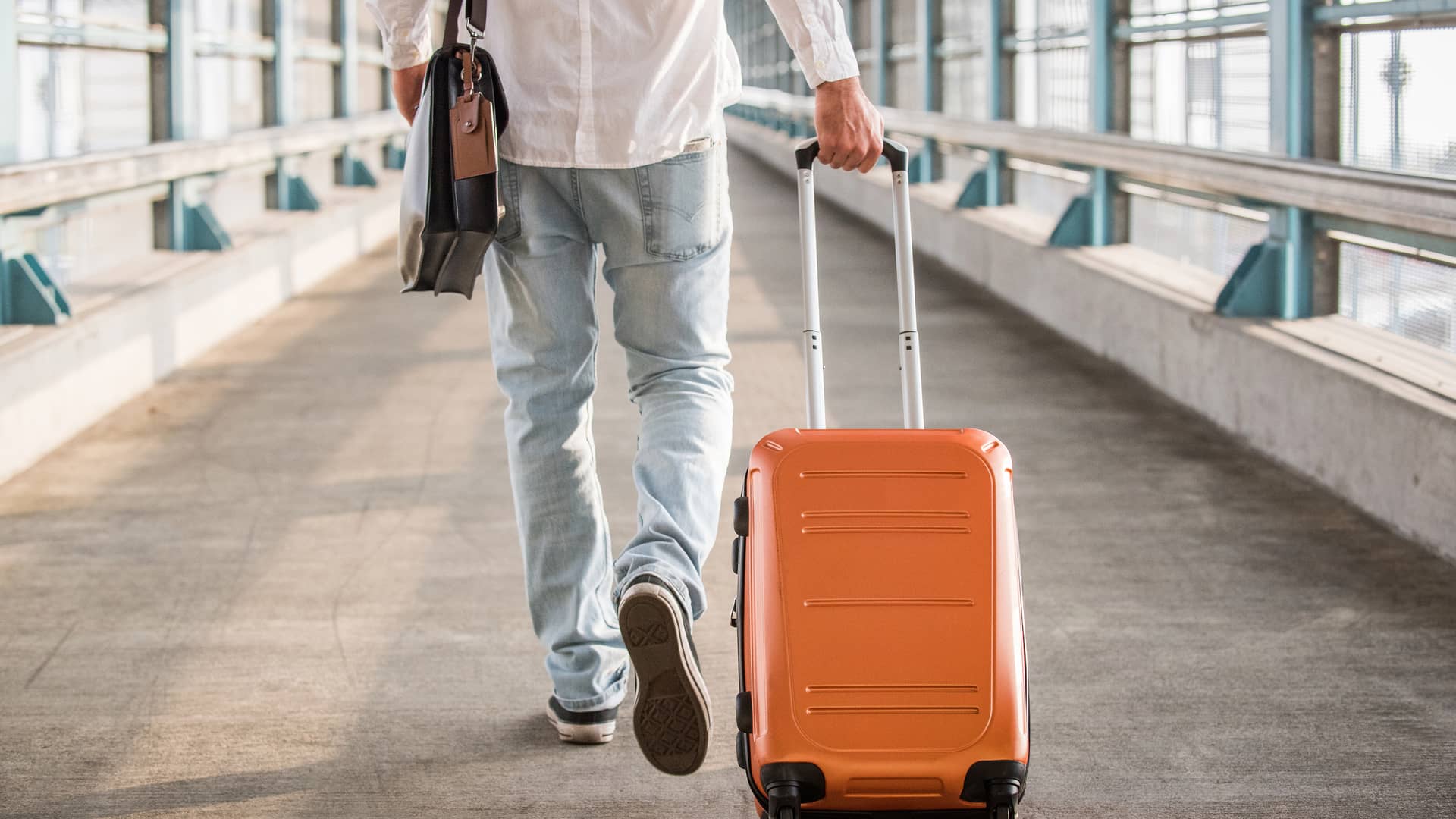Hombre con maleta que marcha de viaje simboliza itinerancia de datos de orange