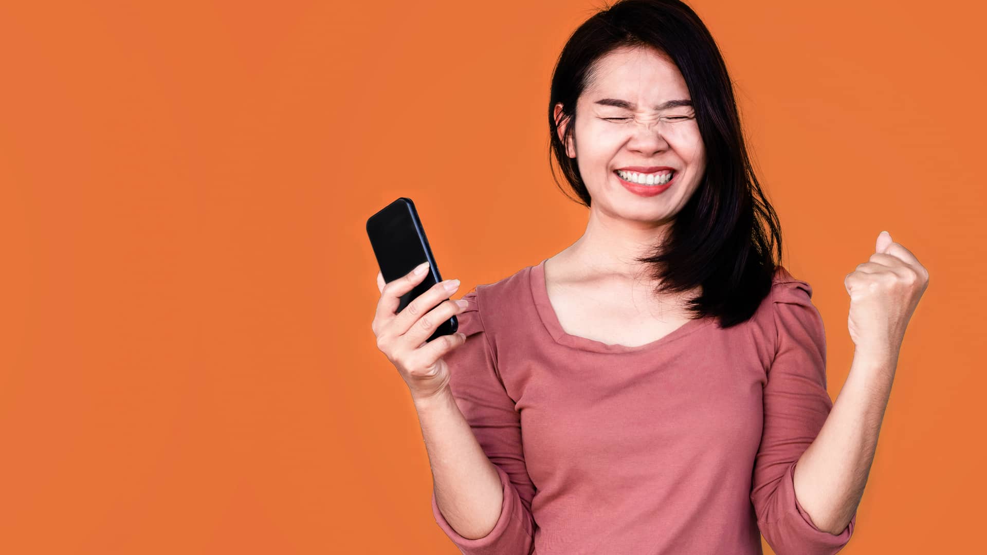 Mujer contenta porque ha recargado su smartphone y ha gando un premio