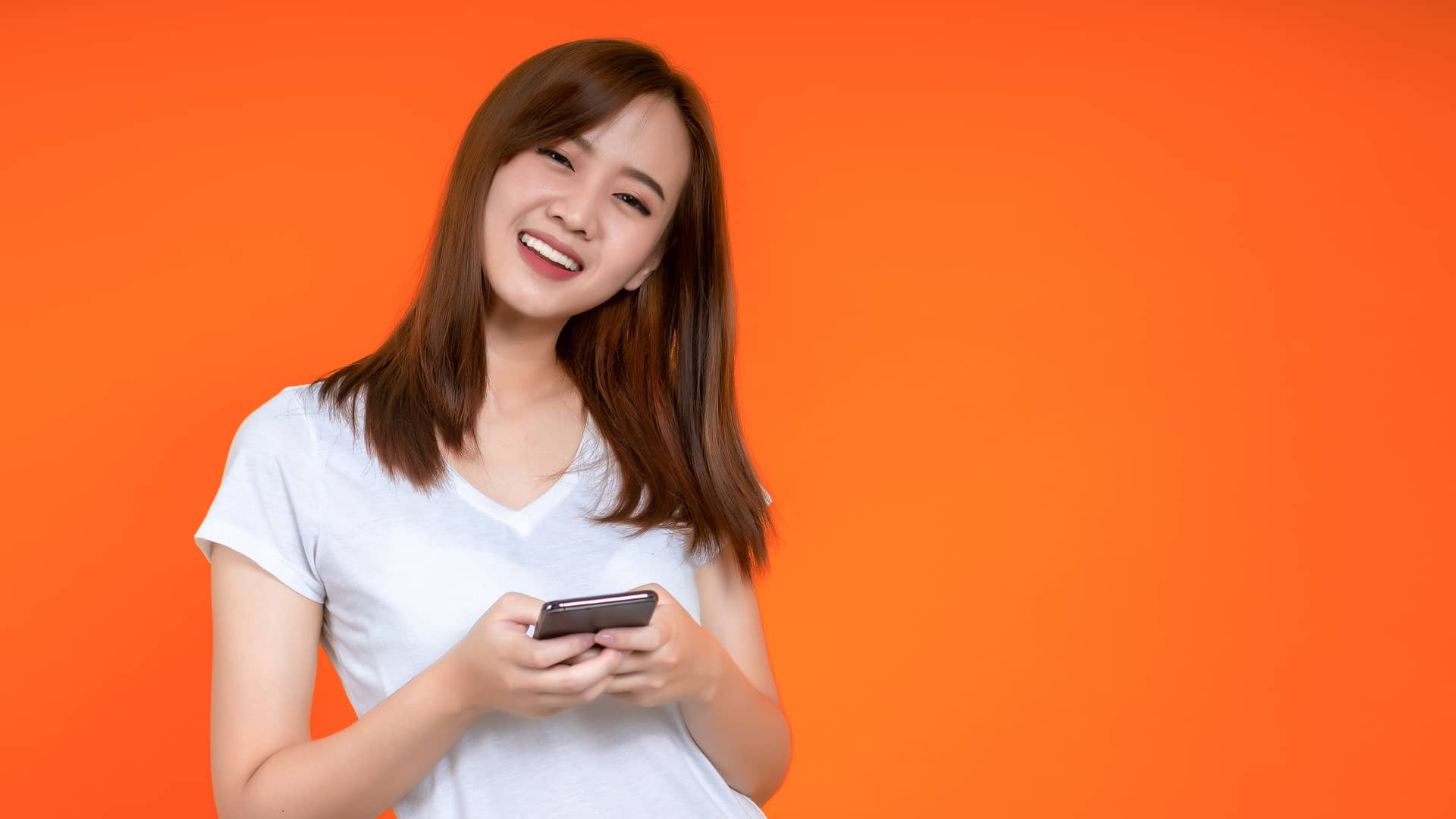 Mujer asiática sonriente representa recarga orange mundo
