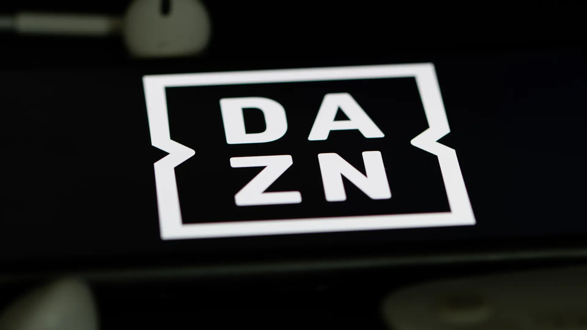 Logotipo de Dazn en una pantalla de movil que hace eferencia a como contratar este tipo de televisión con Orange