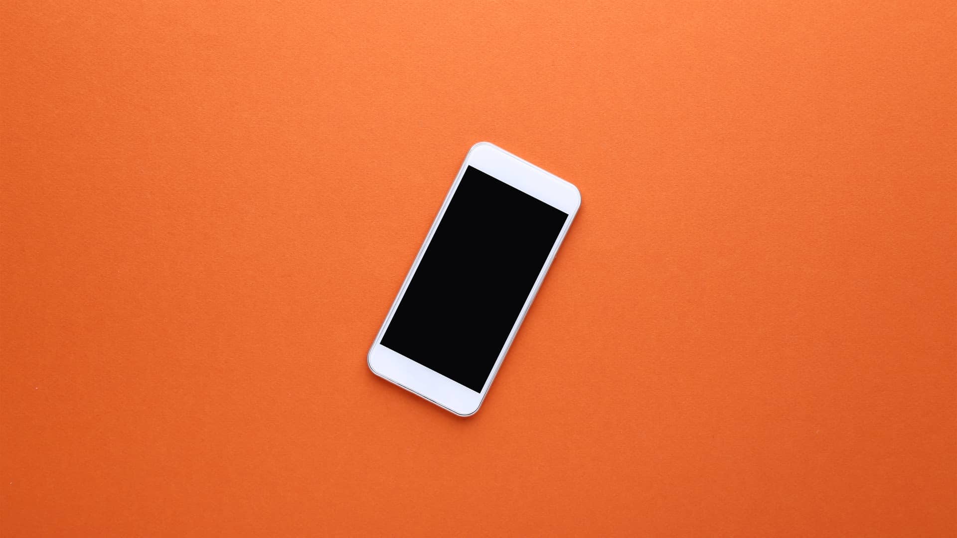 Smartphone sobre fondo naranja simboliza móviles gratis