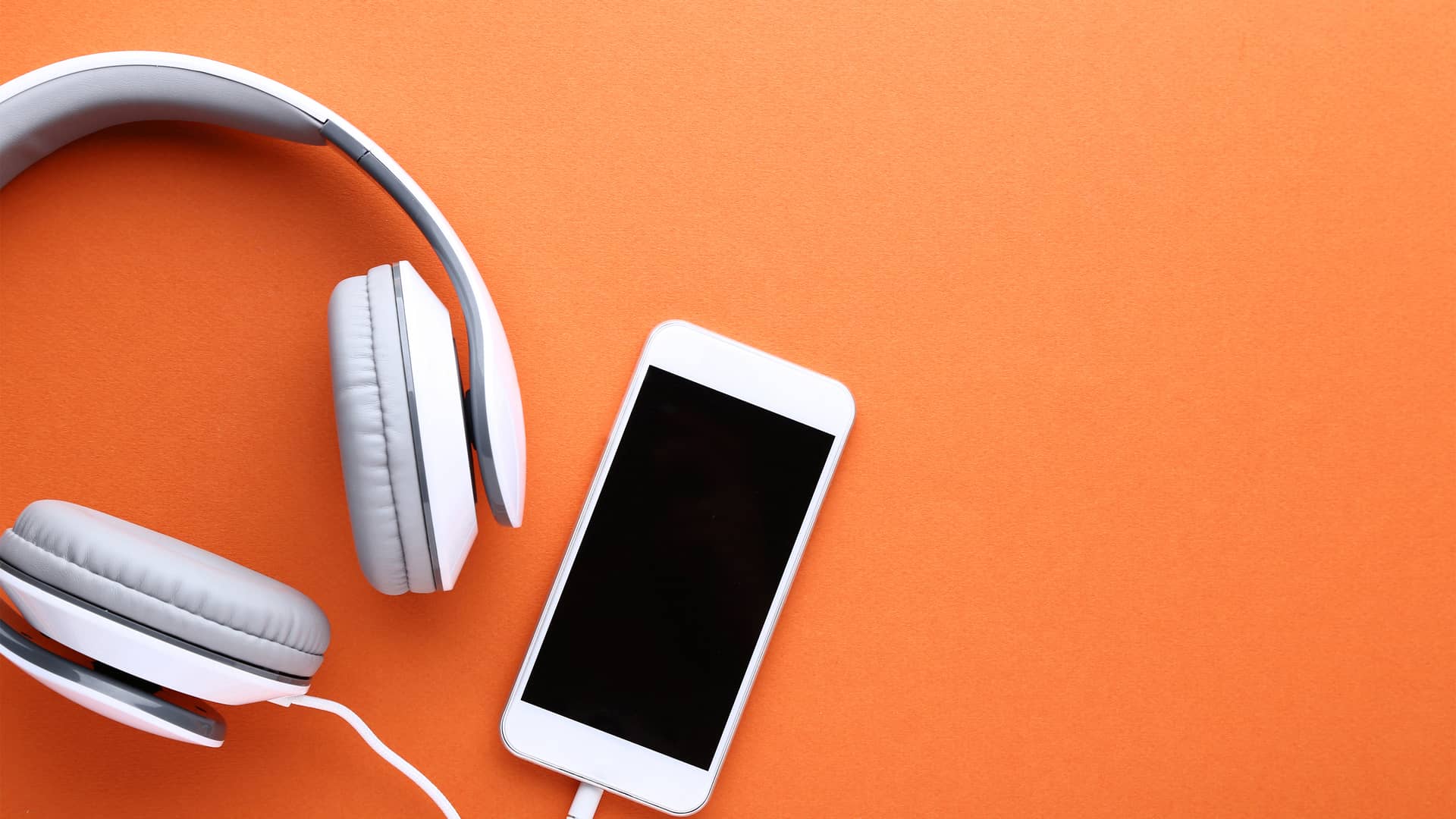 Smartphone con auriculares representa móviles de orange