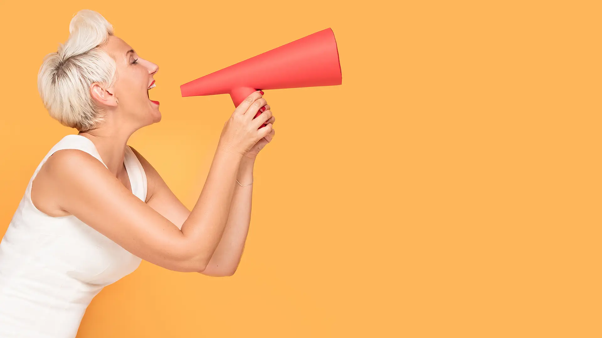 Mujer con megáfono representa opinión sobre orange