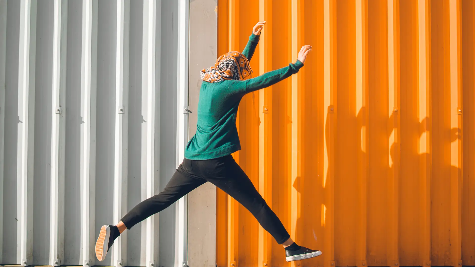 Mujer saltando simboliza la portabilidad de orange Mujer saltando simboliza la portabilidad de orange