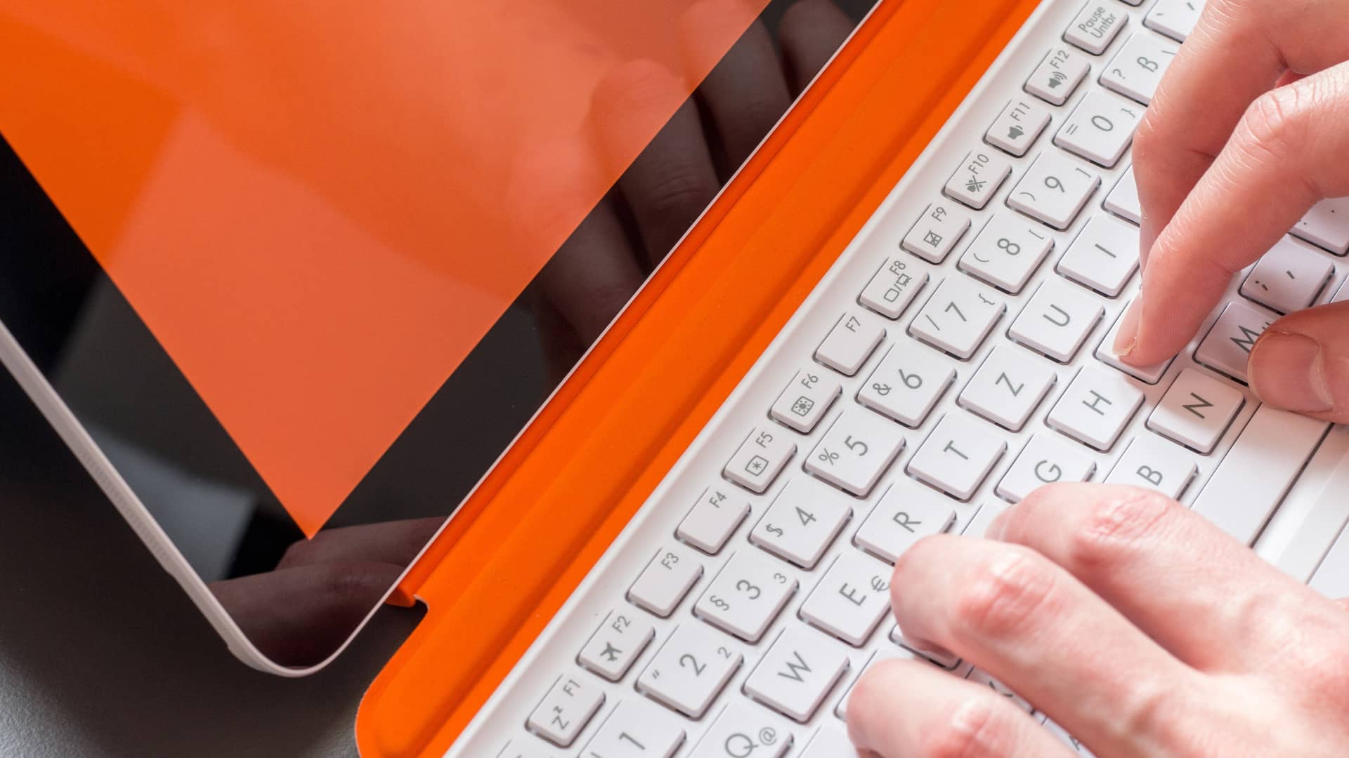 Manos usando laptop con internet adsl de orange